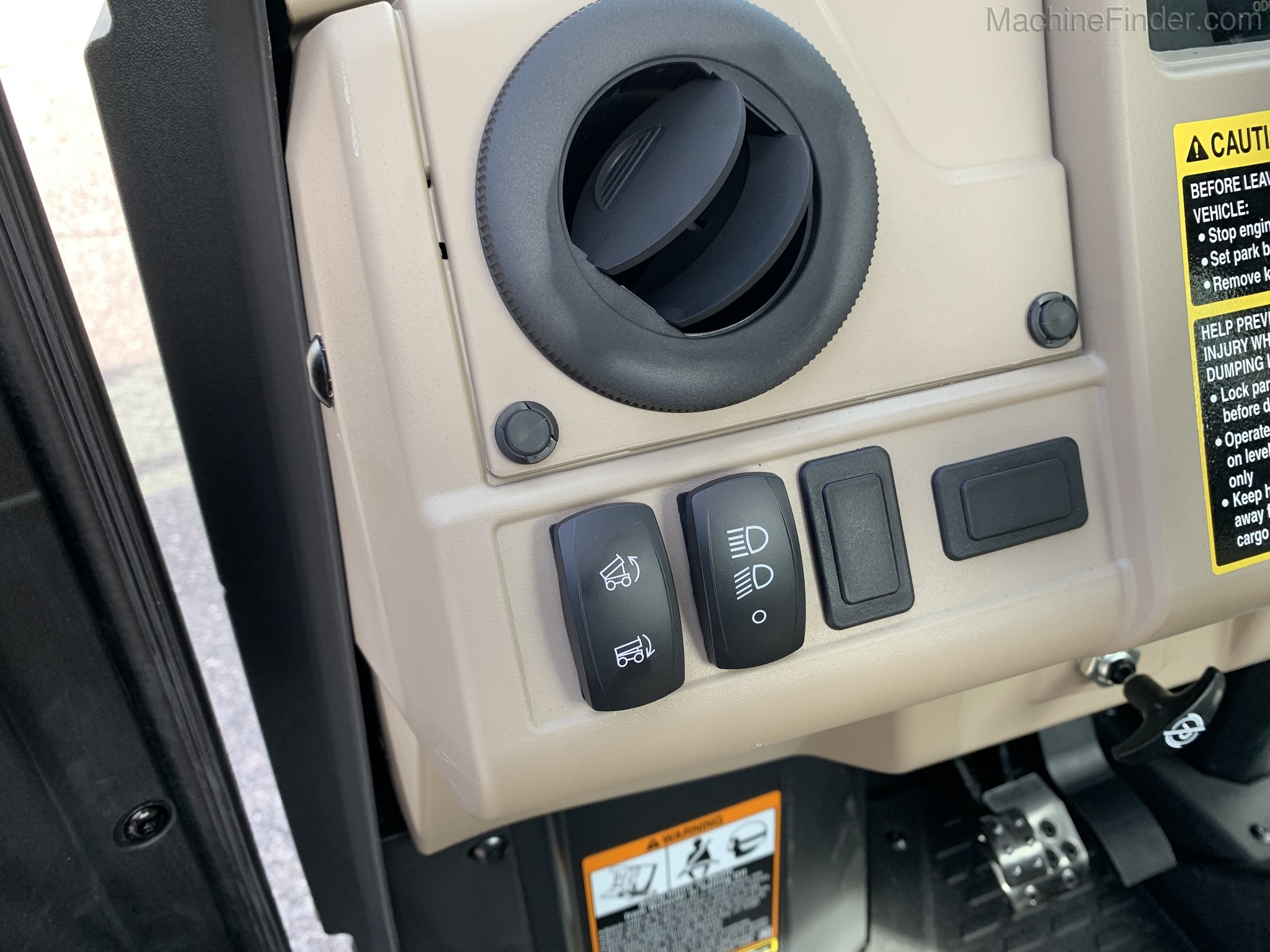 2020 John Deere 835R Image 9