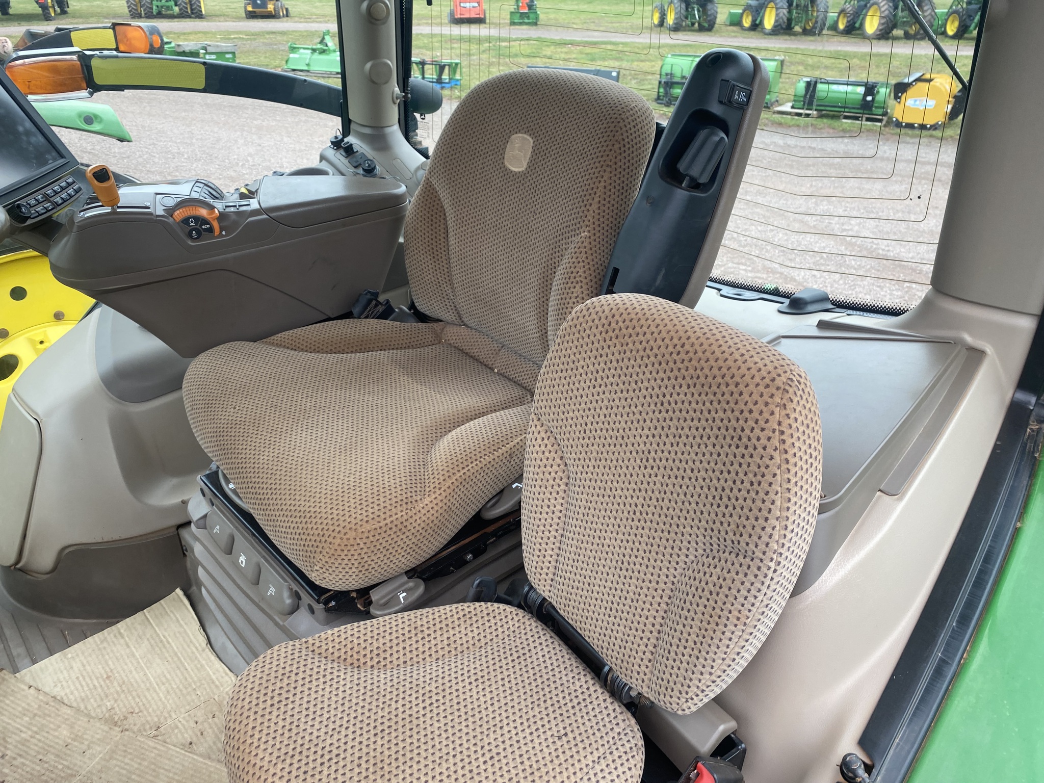 2017 John Deere 6215R Image 9