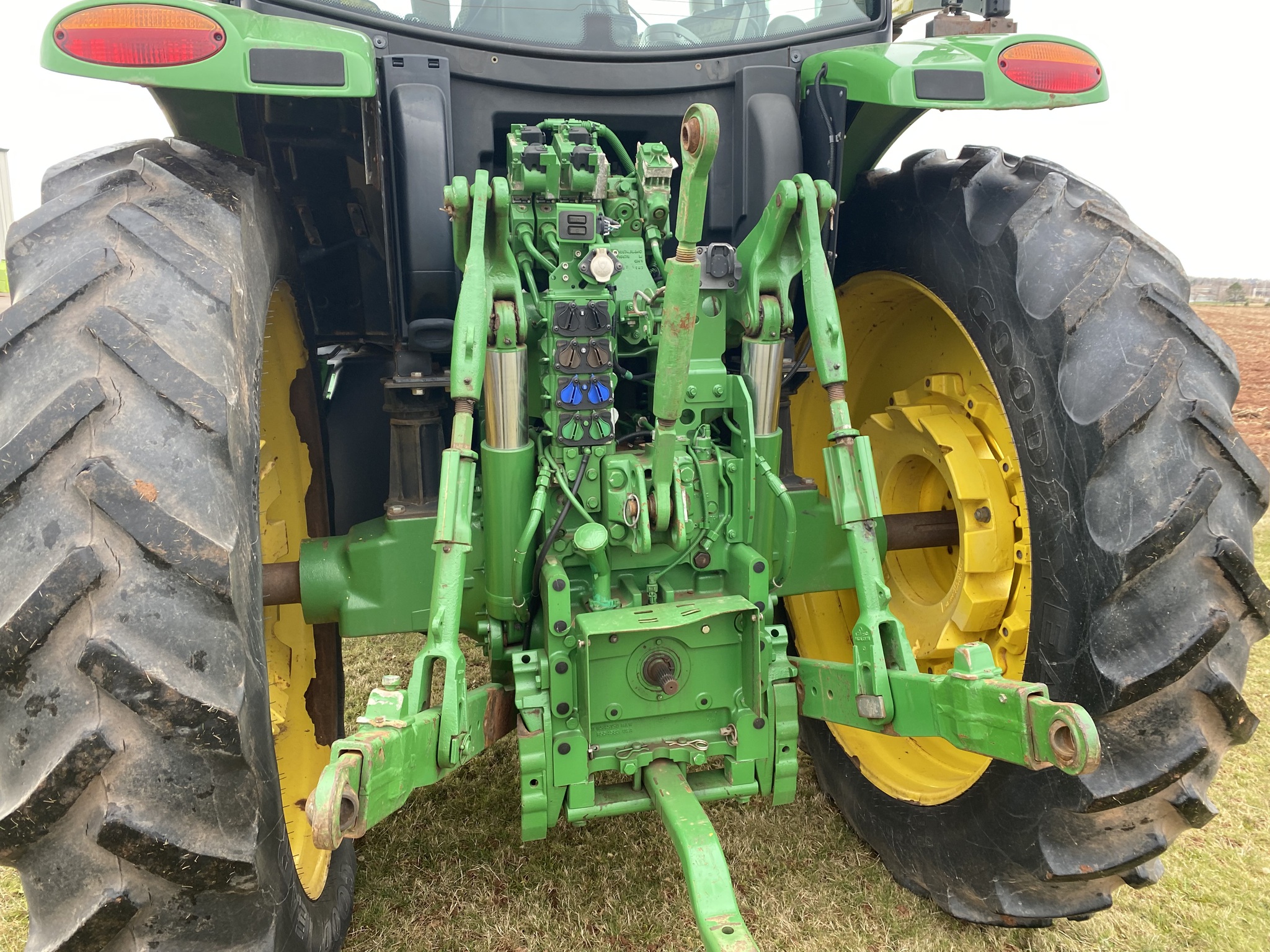 2017 John Deere 6215R Image 18