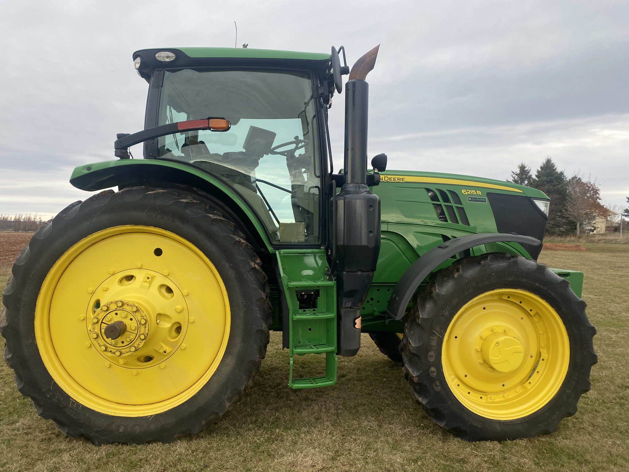 2017 John Deere 6215R Image 4