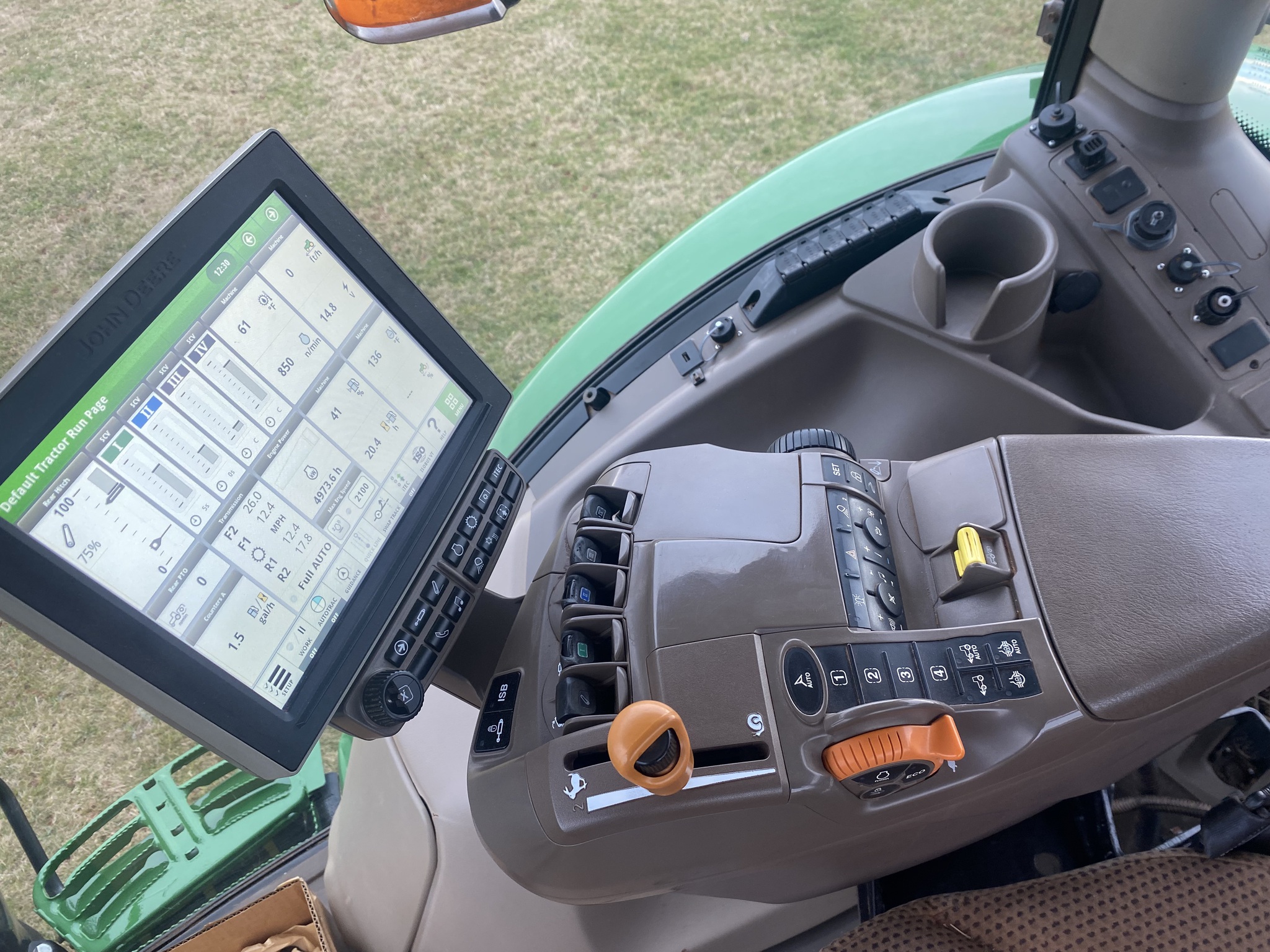 2017 John Deere 6215R Image 10