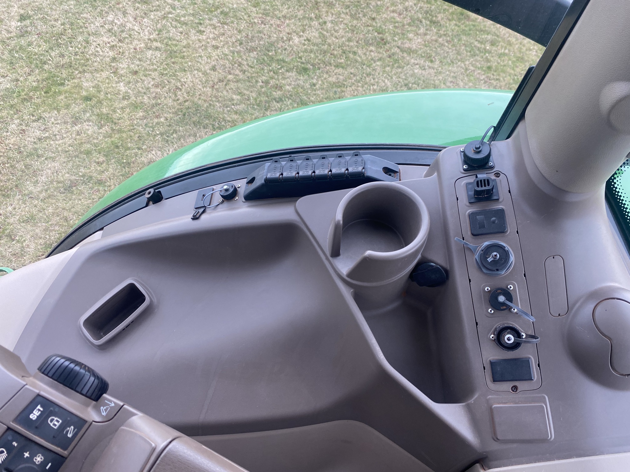 2017 John Deere 6215R Image 8