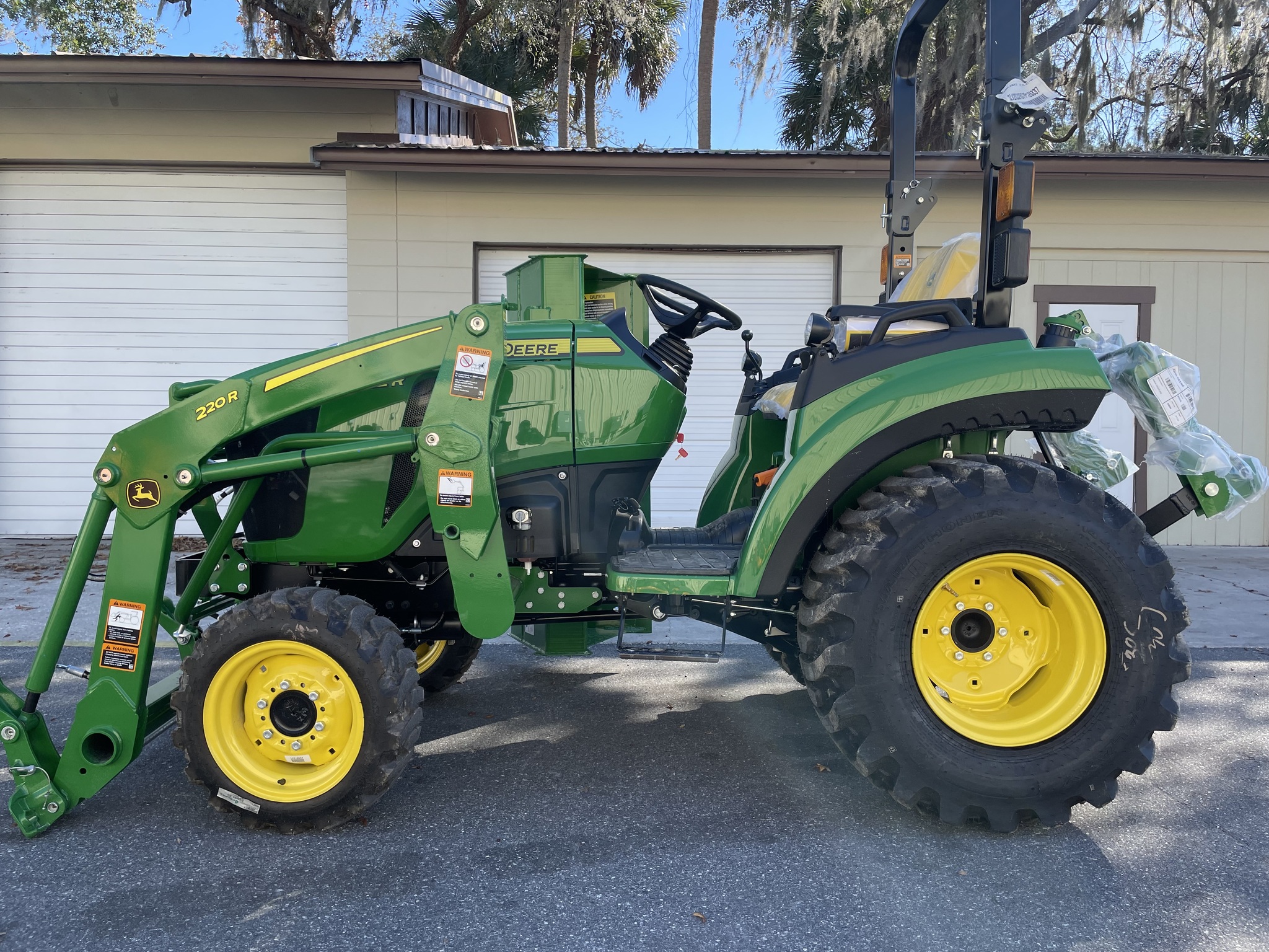 2024 John Deere 2032R Image 1