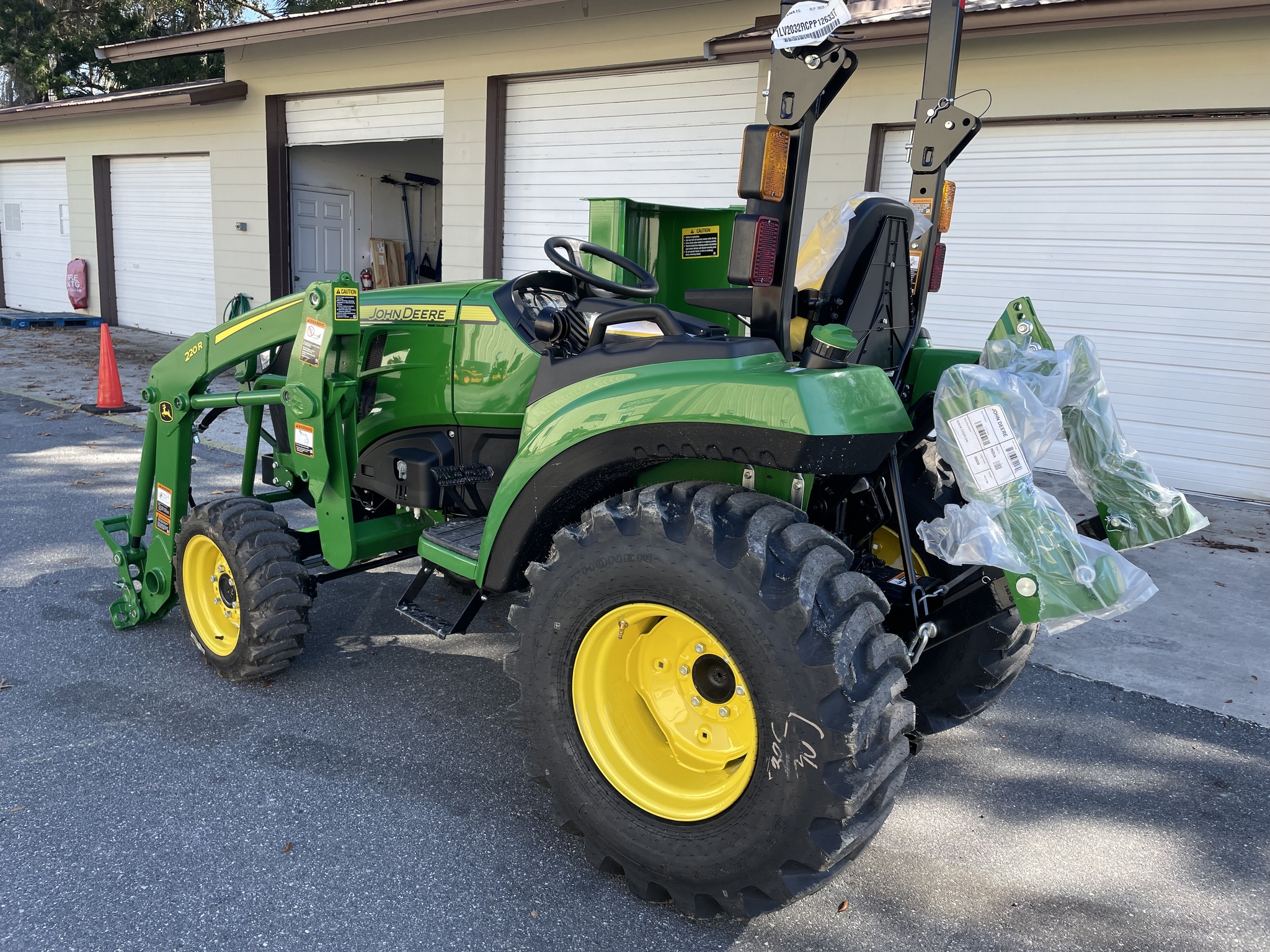 2024 John Deere 2032R Image 3