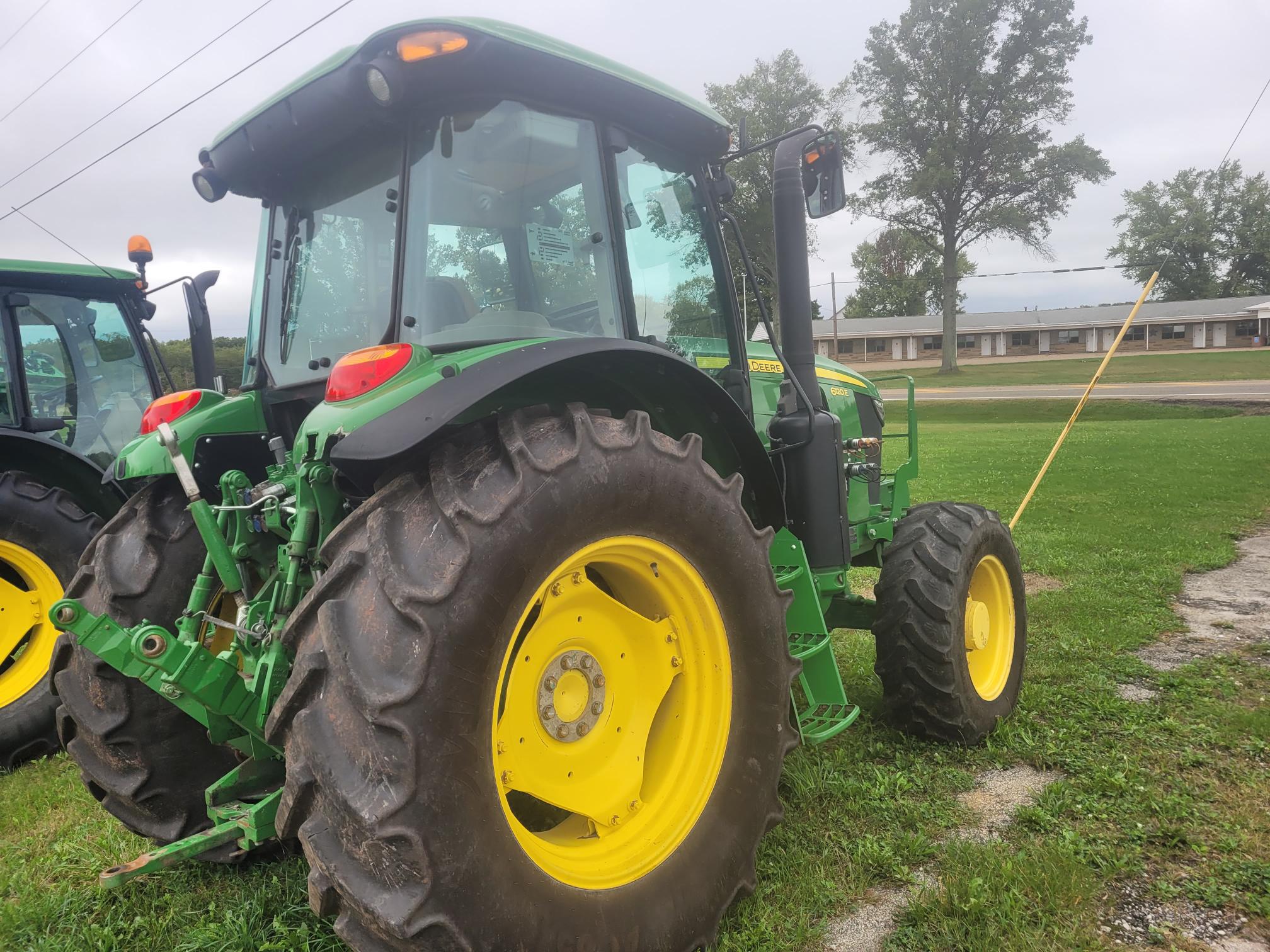 2021 John Deere 6120E Image 4