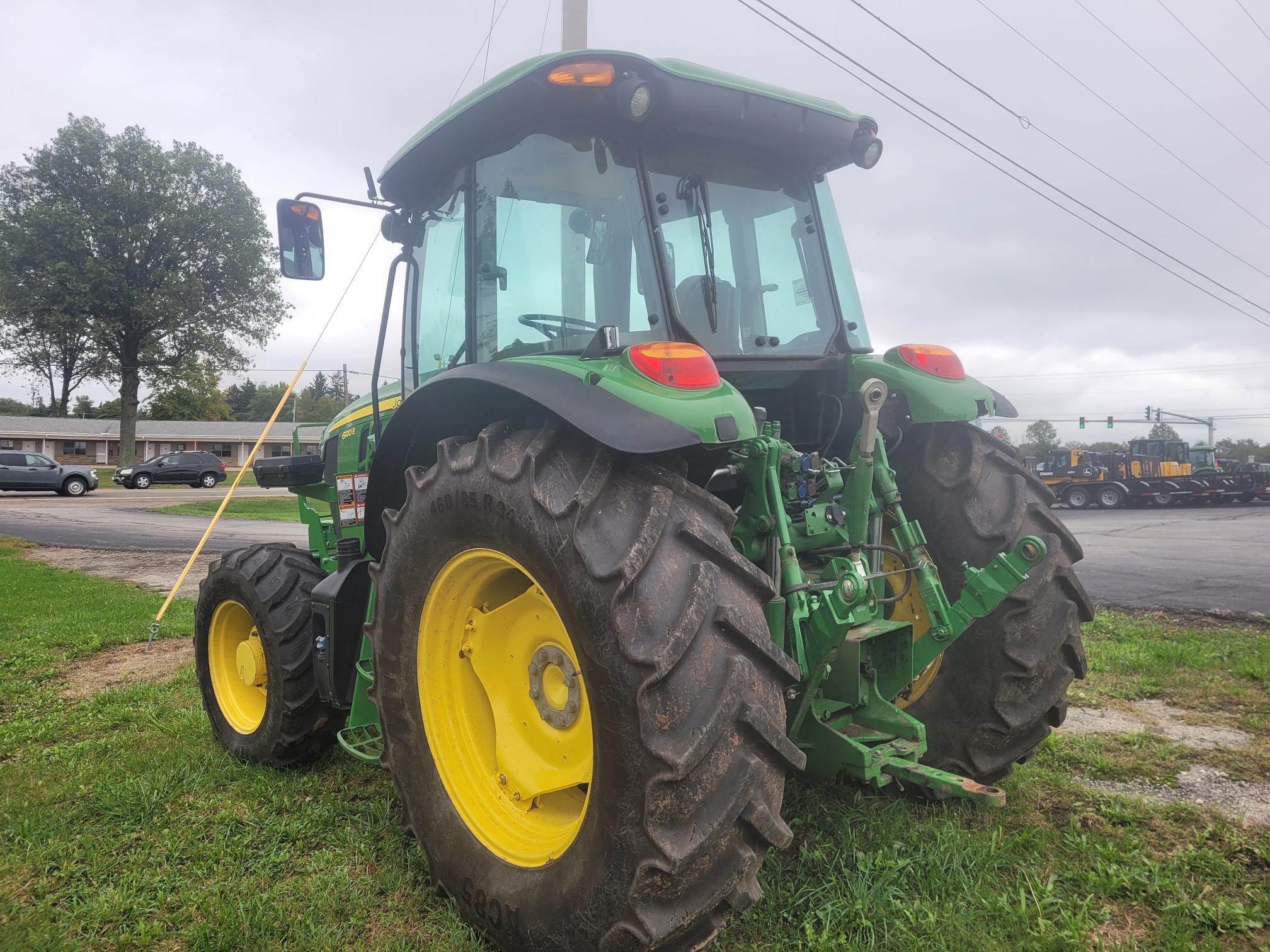 2021 John Deere 6120E Image 3