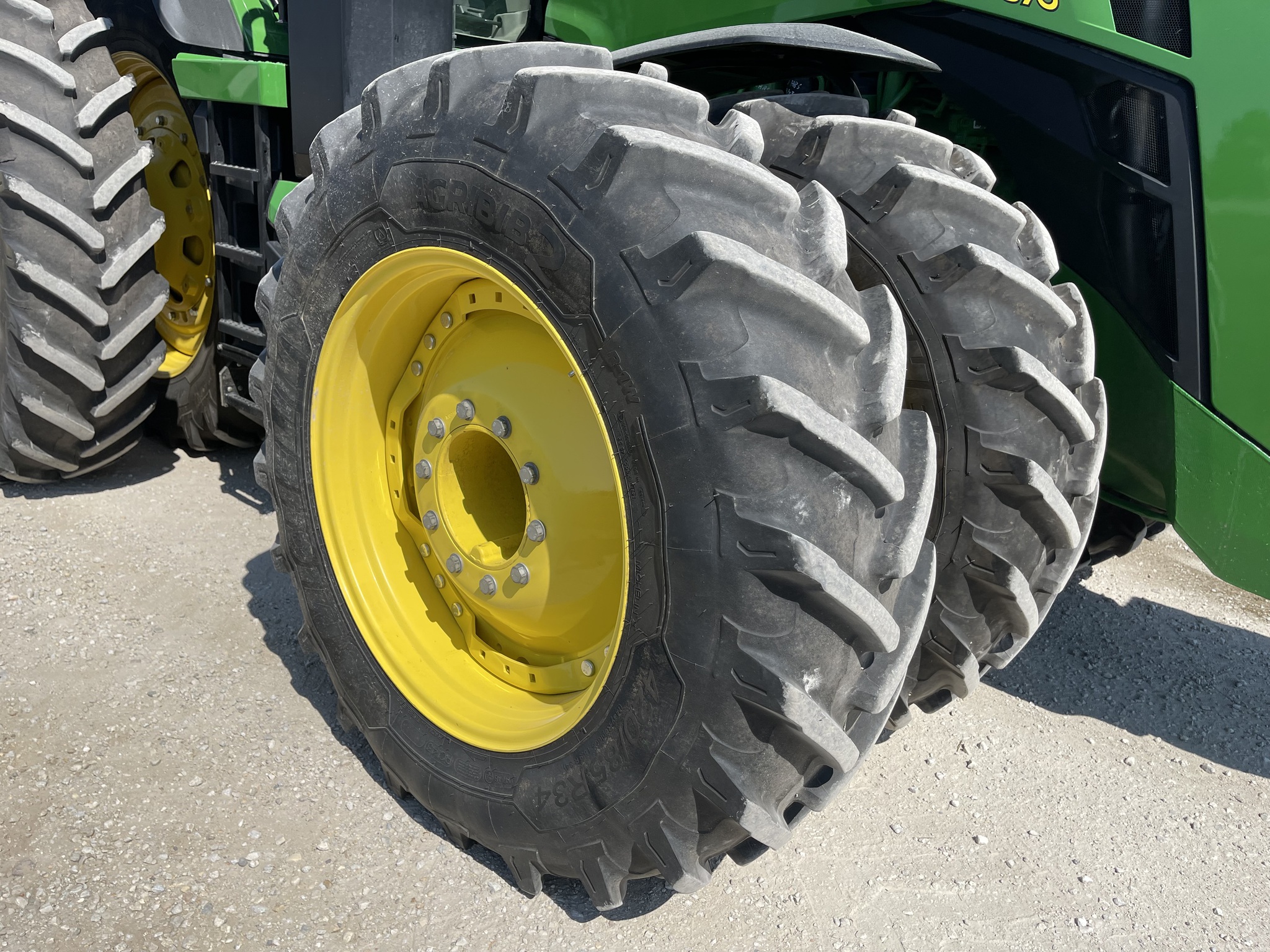  2023 John Deere 8R 370 at Heritage Tractor in Roanoke, IL