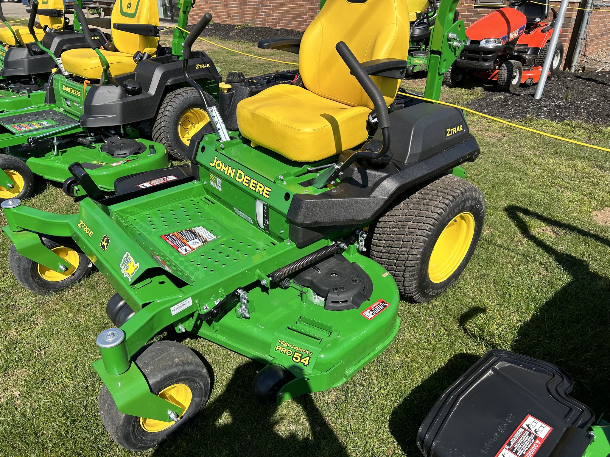 2025 John Deere Z720E Image 2