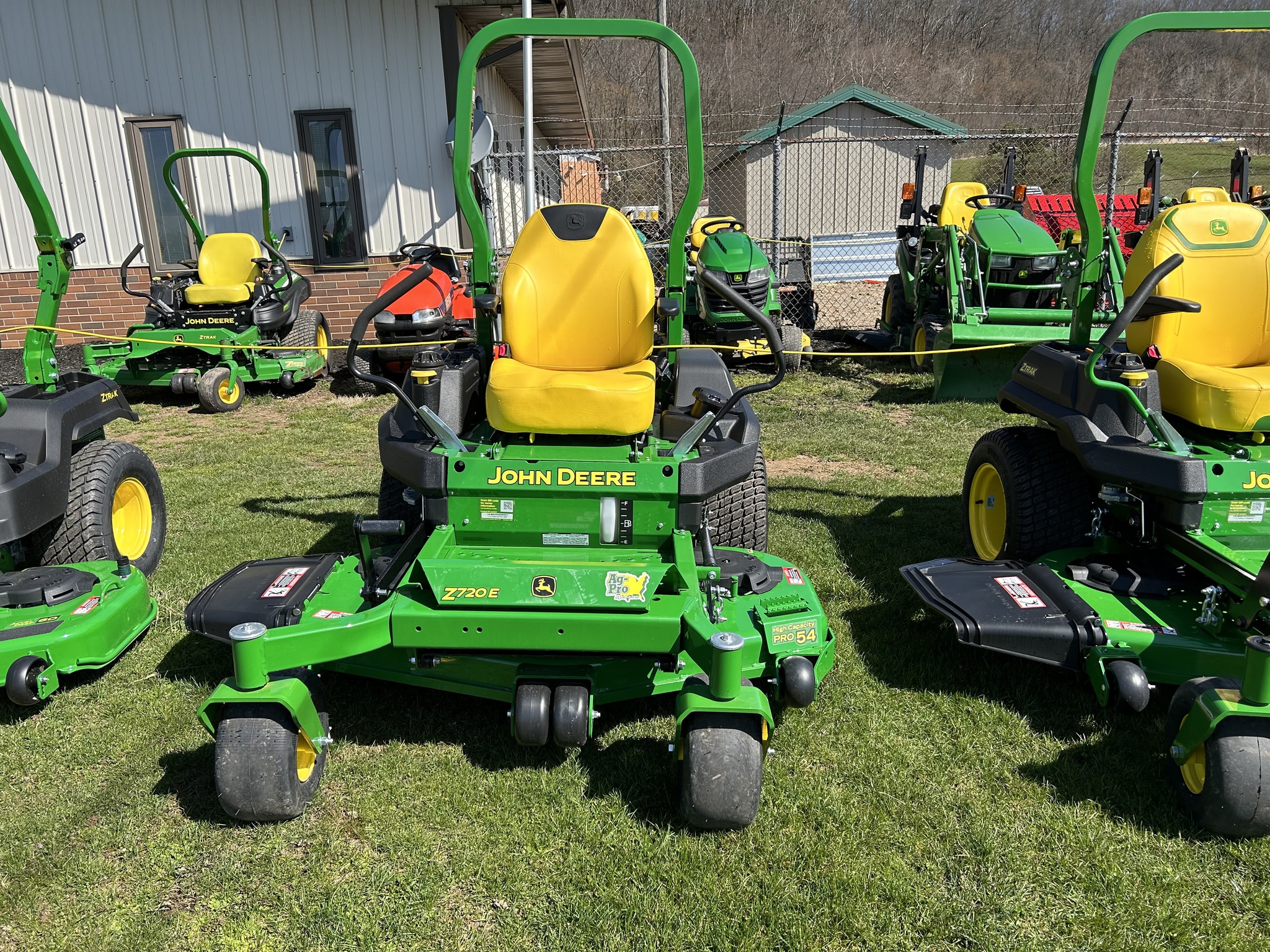 2025 John Deere Z720E Image 3