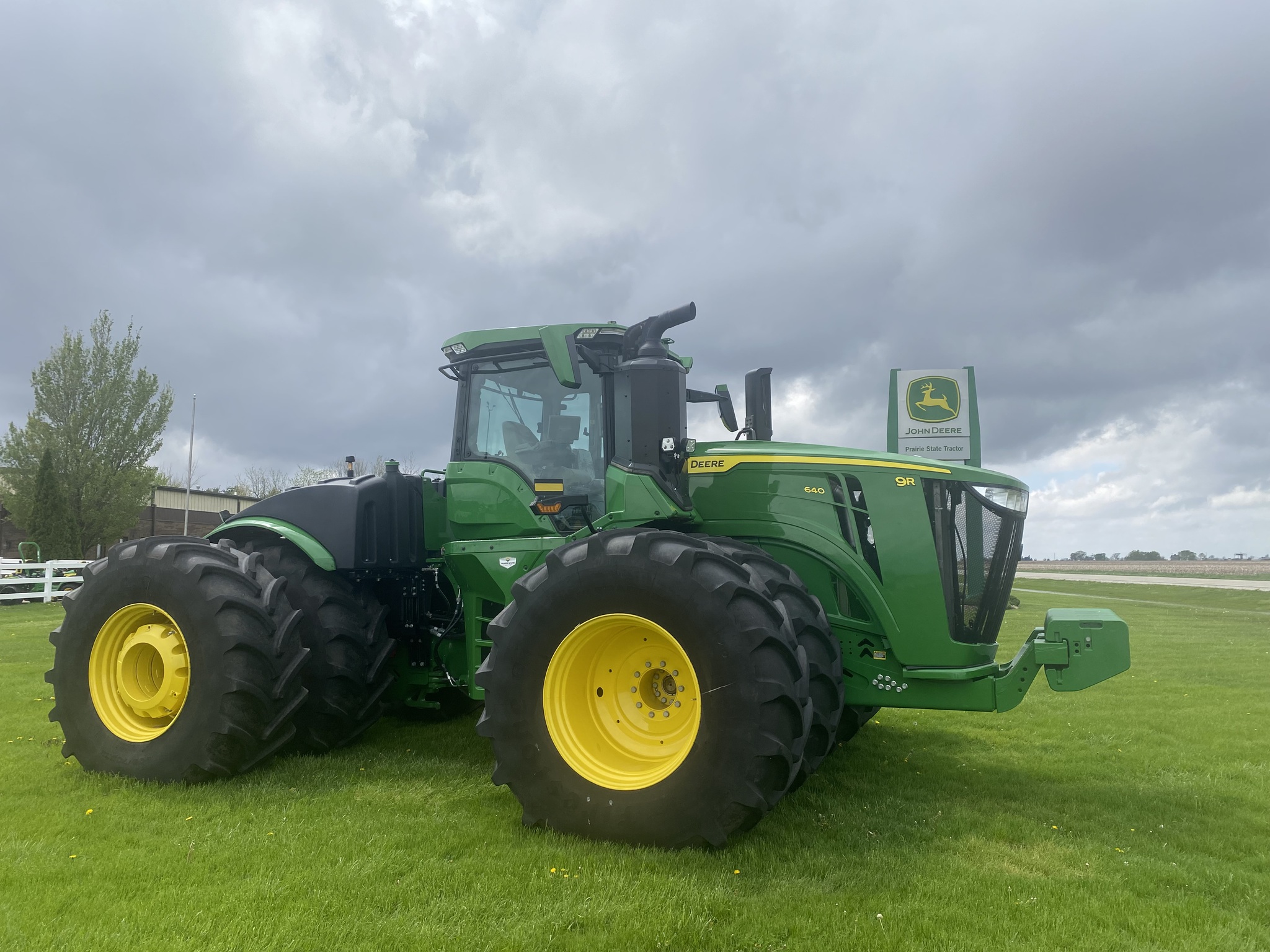  2023 John Deere 9R 640 at Heritage Tractor in Dixon, IL