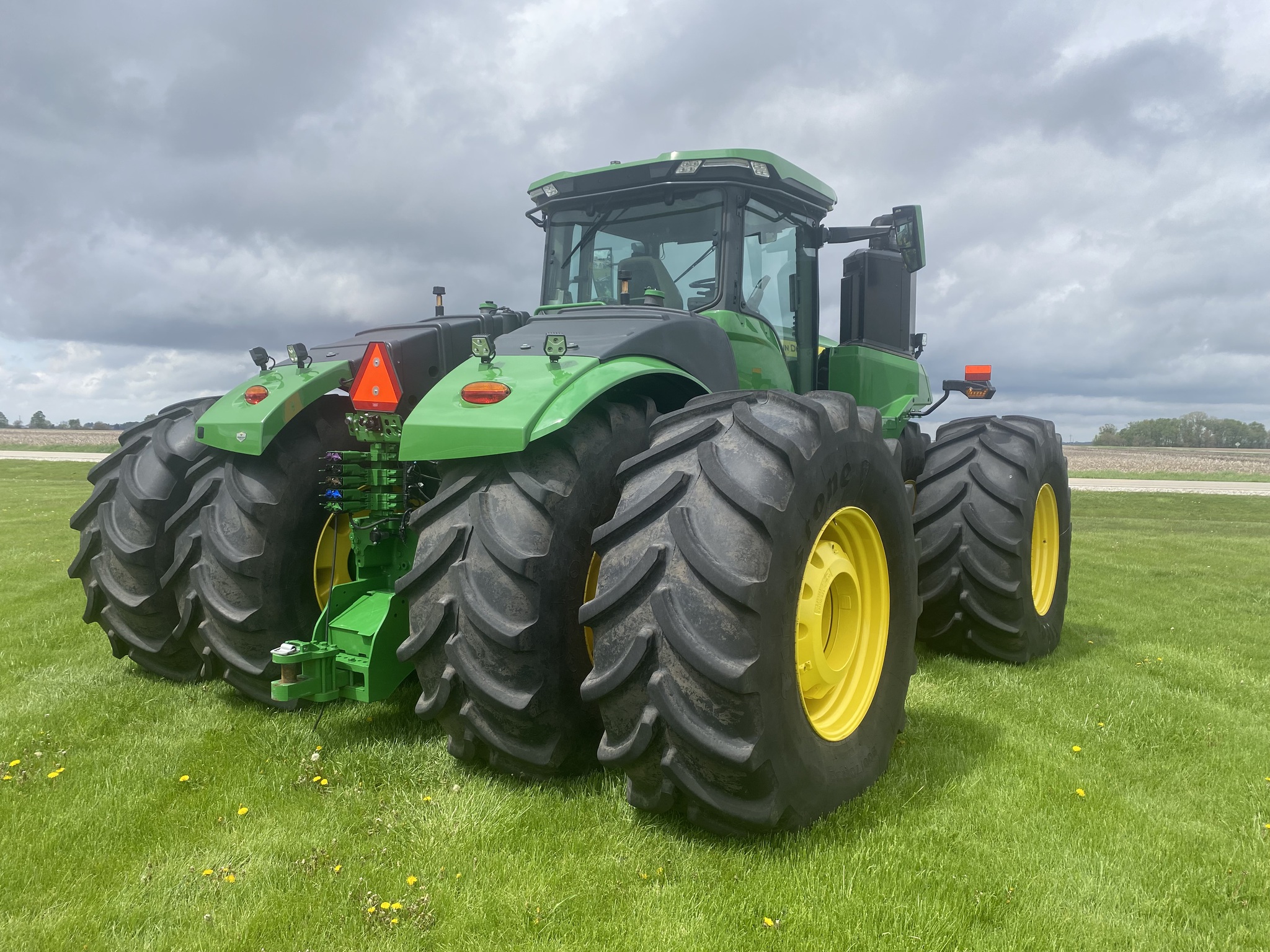 2023 John Deere 9R 640 at Heritage Tractor in Dixon, IL