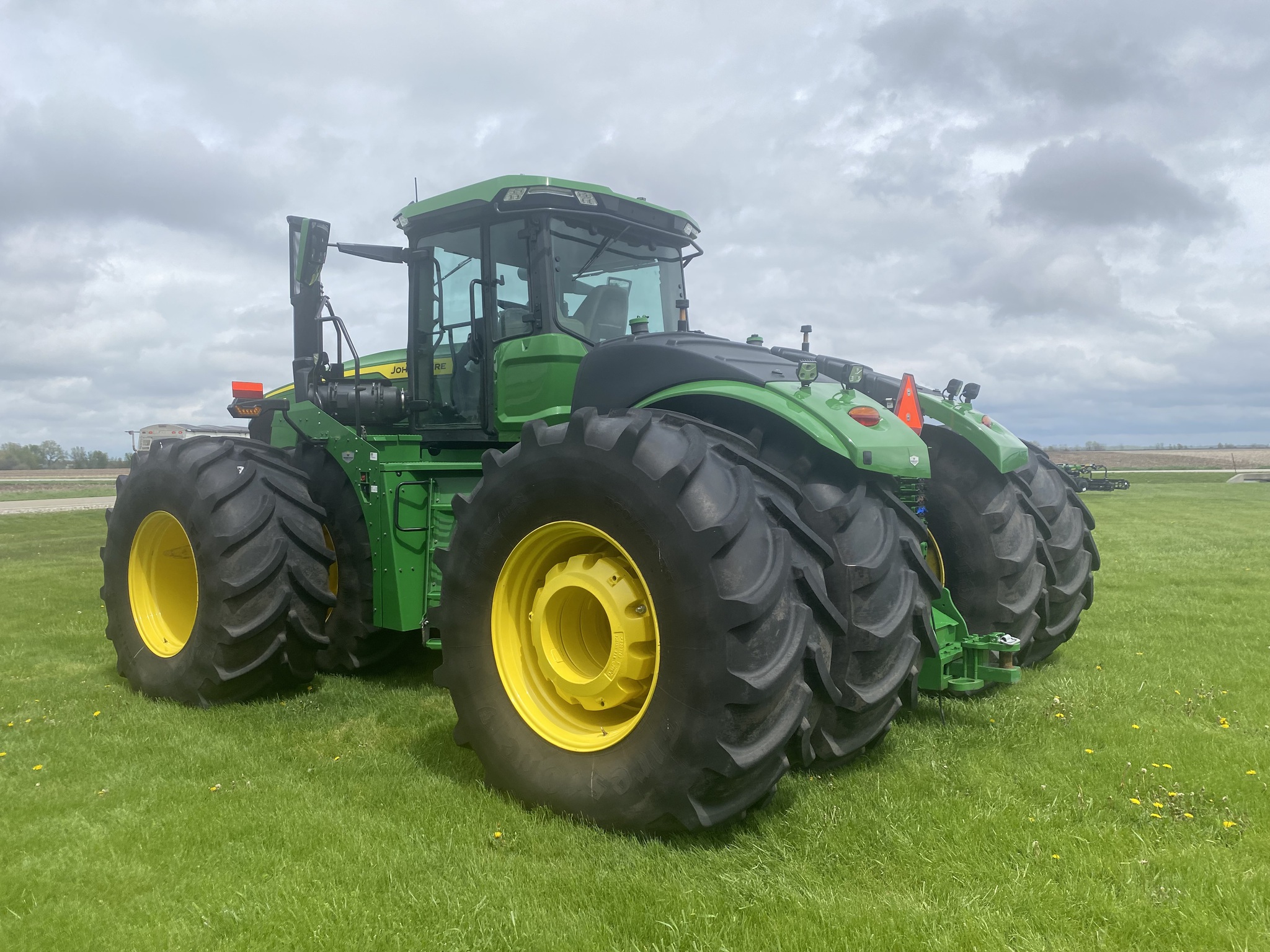  2023 John Deere 9R 640 at Heritage Tractor in Dixon, IL