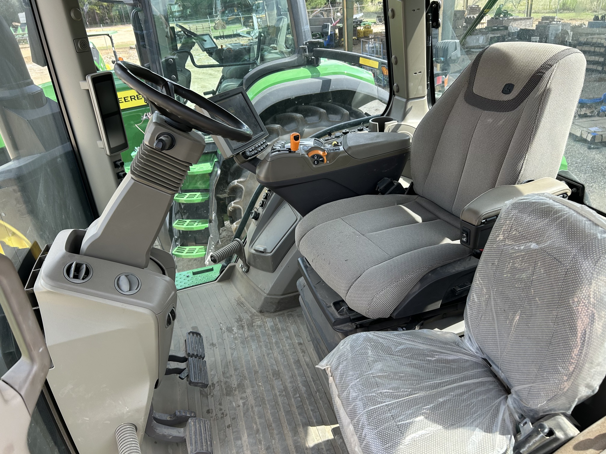 2023 John Deere 8R 370 Image 11