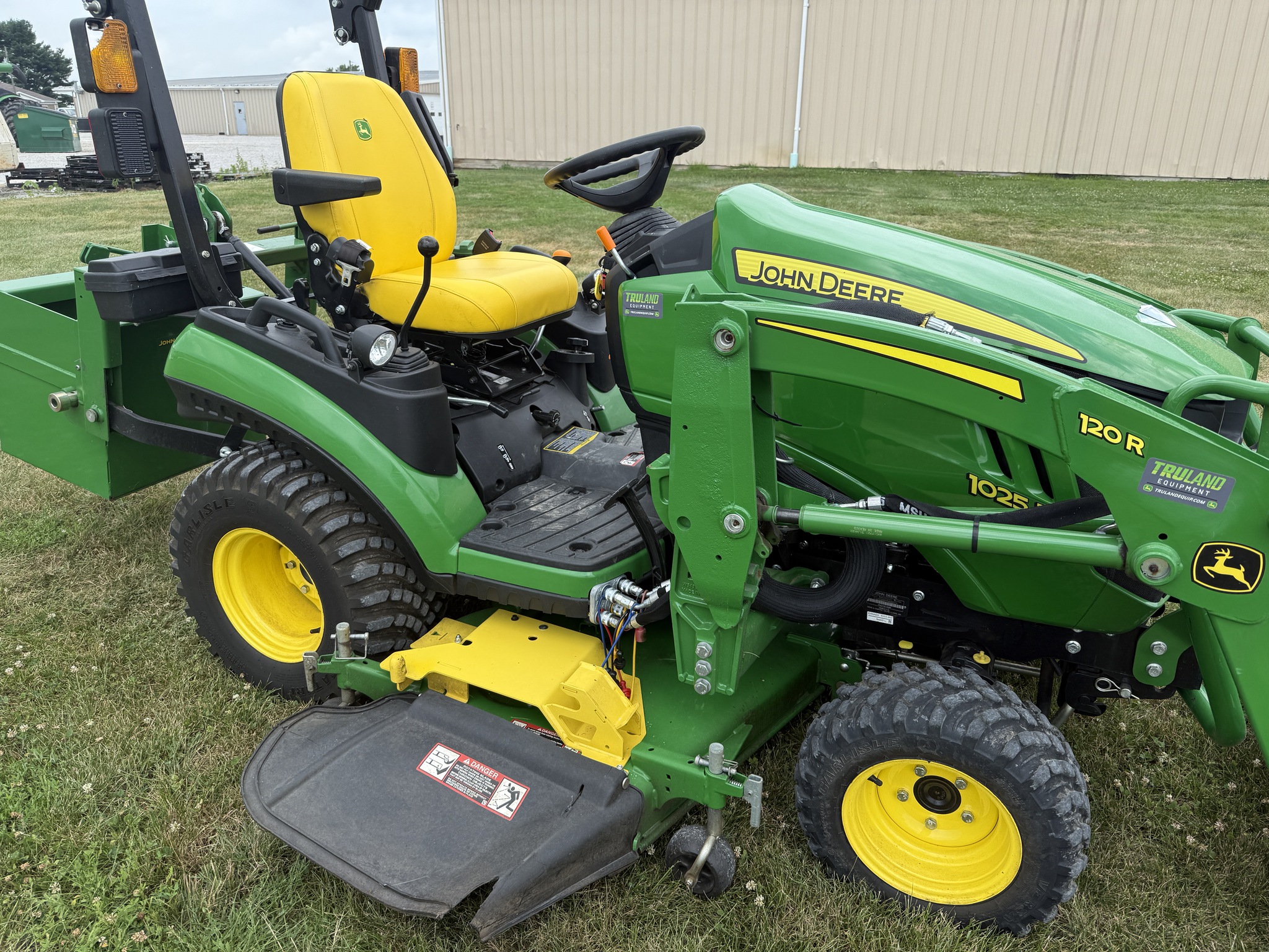 2022 John Deere 1025R Image 2