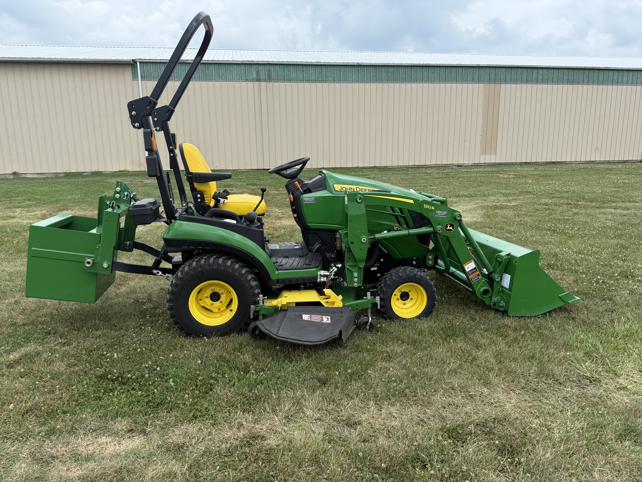 2022 John Deere 1025R Image 1