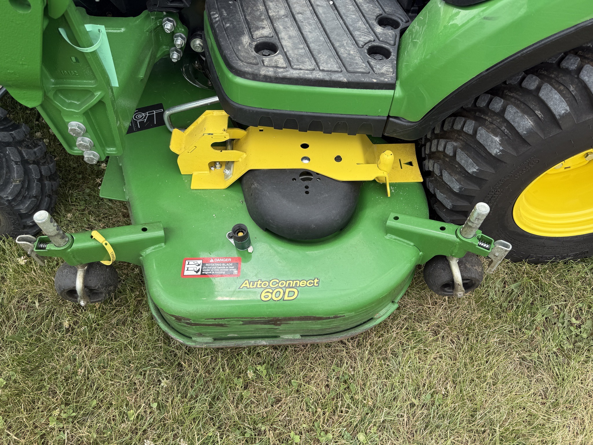 2022 John Deere 1025R Image 6