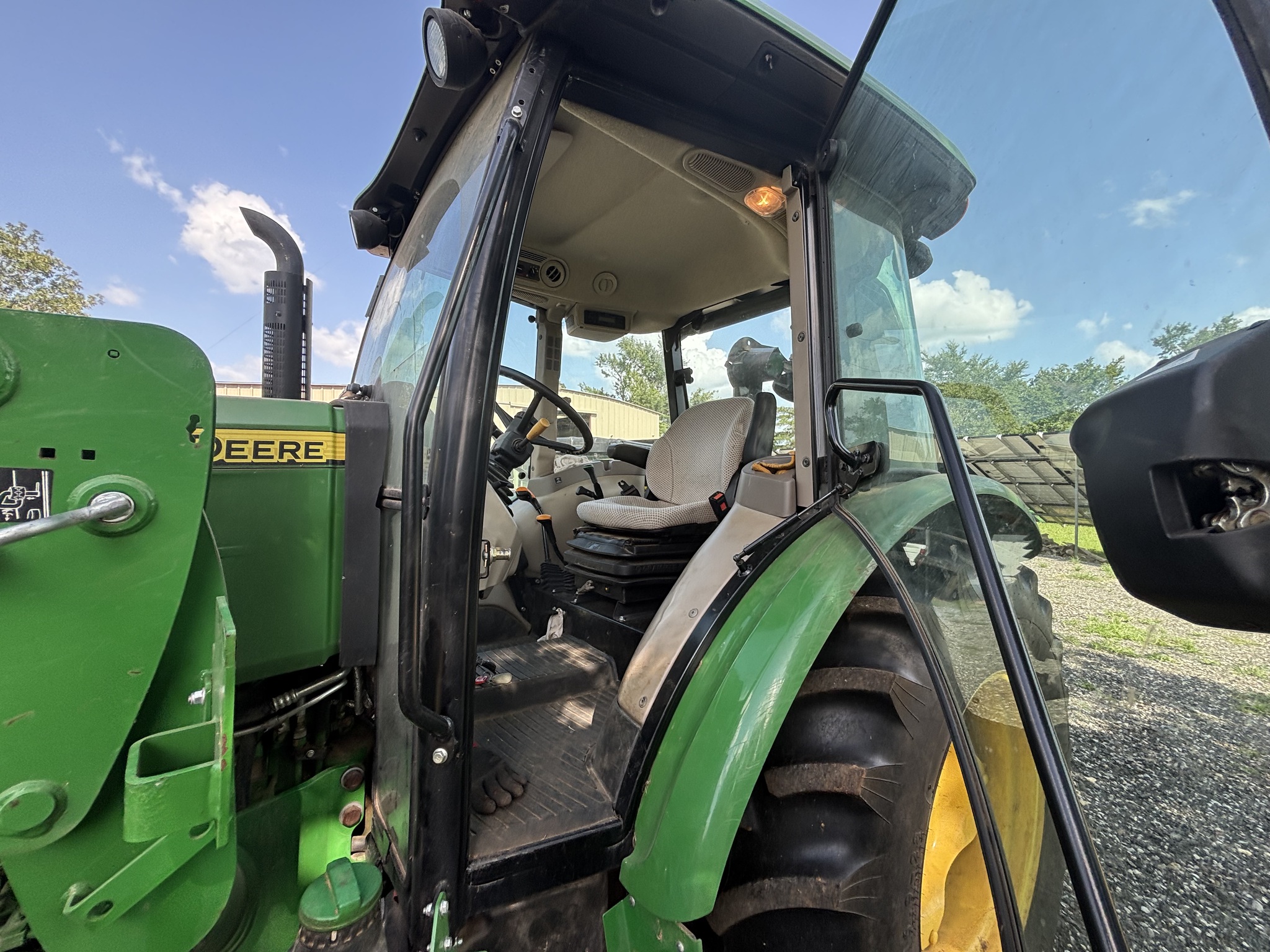 2016 John Deere 5065E Image 18