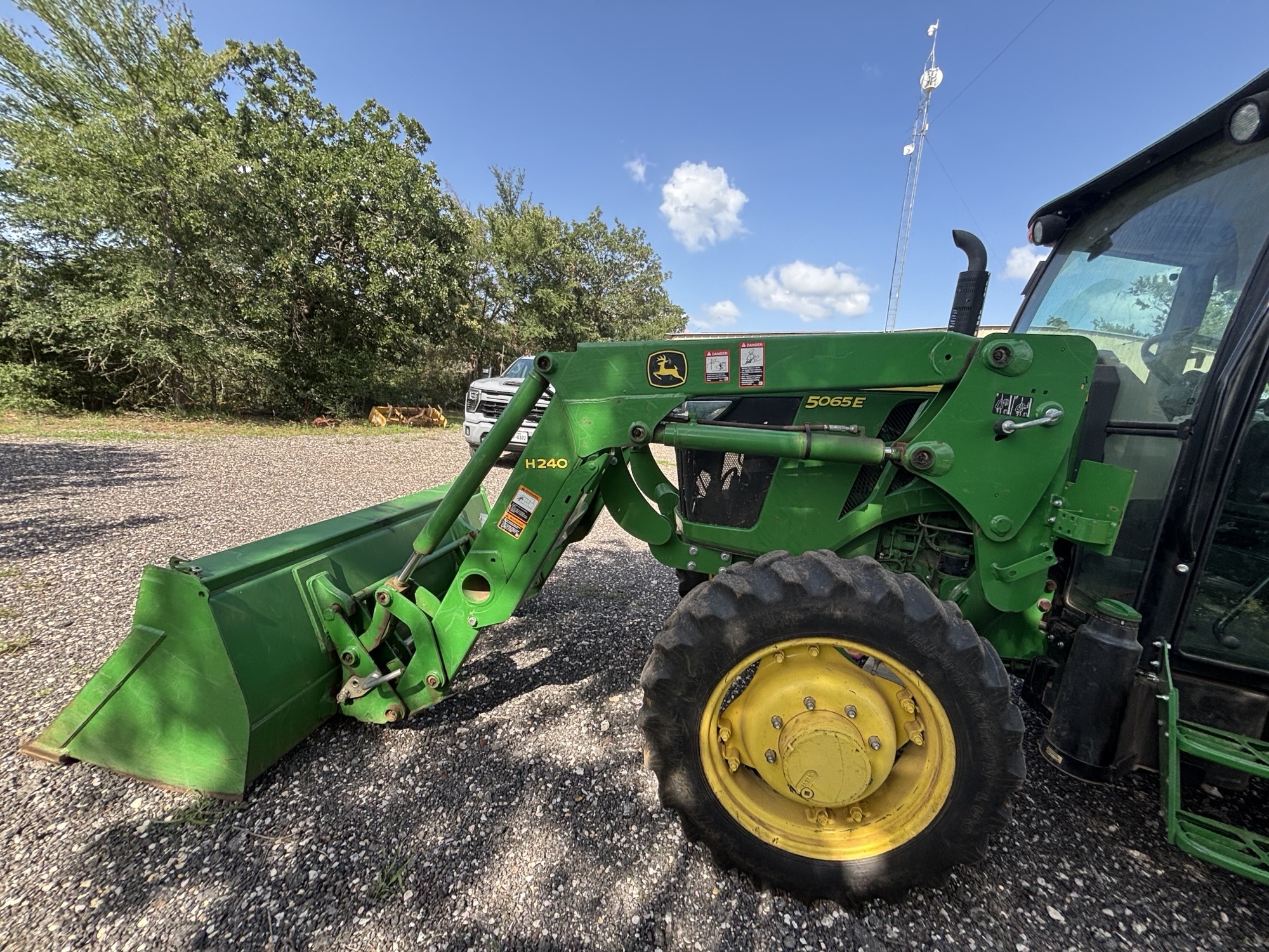 2016 John Deere 5065E Image 14