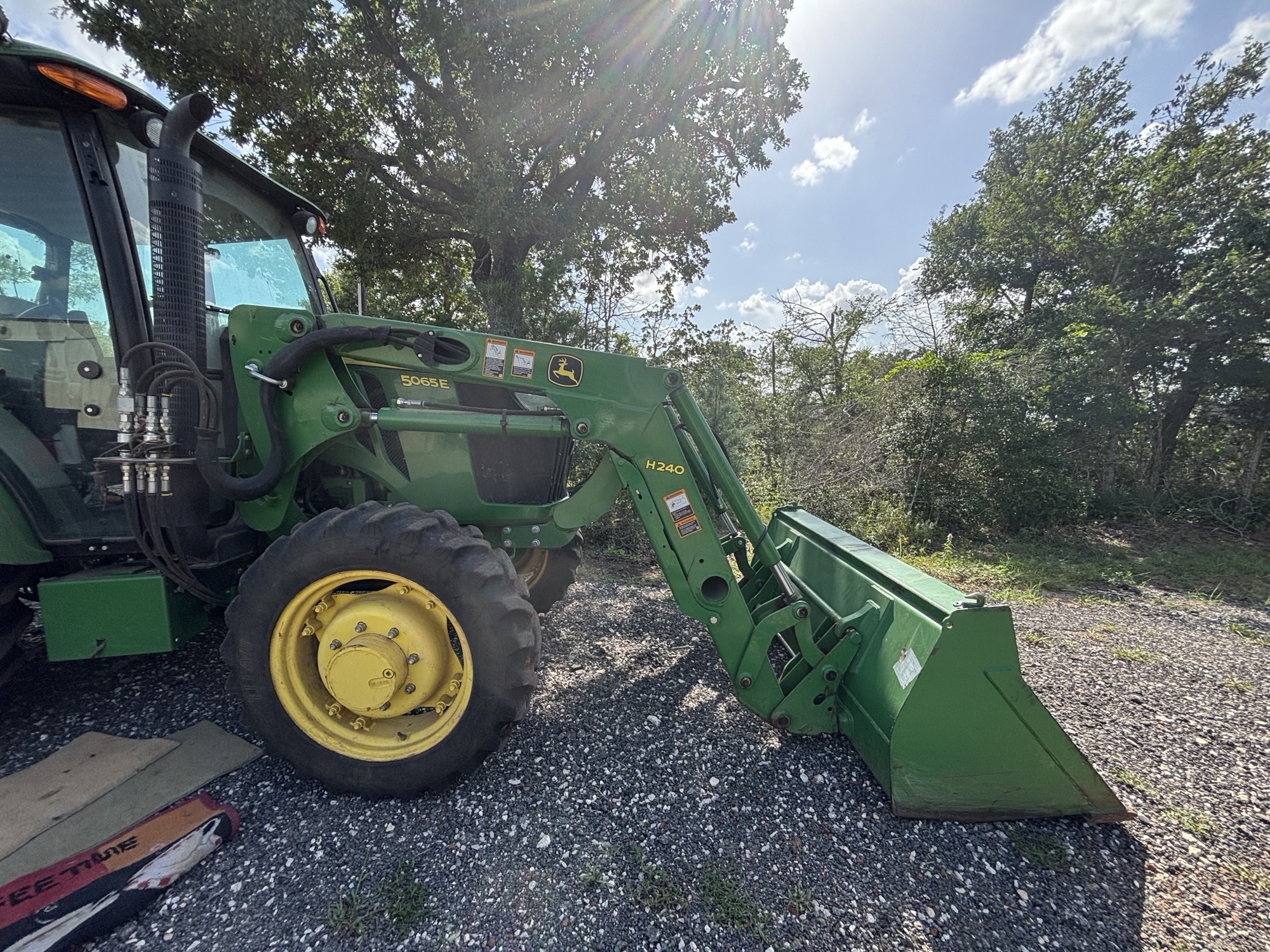 2016 John Deere 5065E Image 8