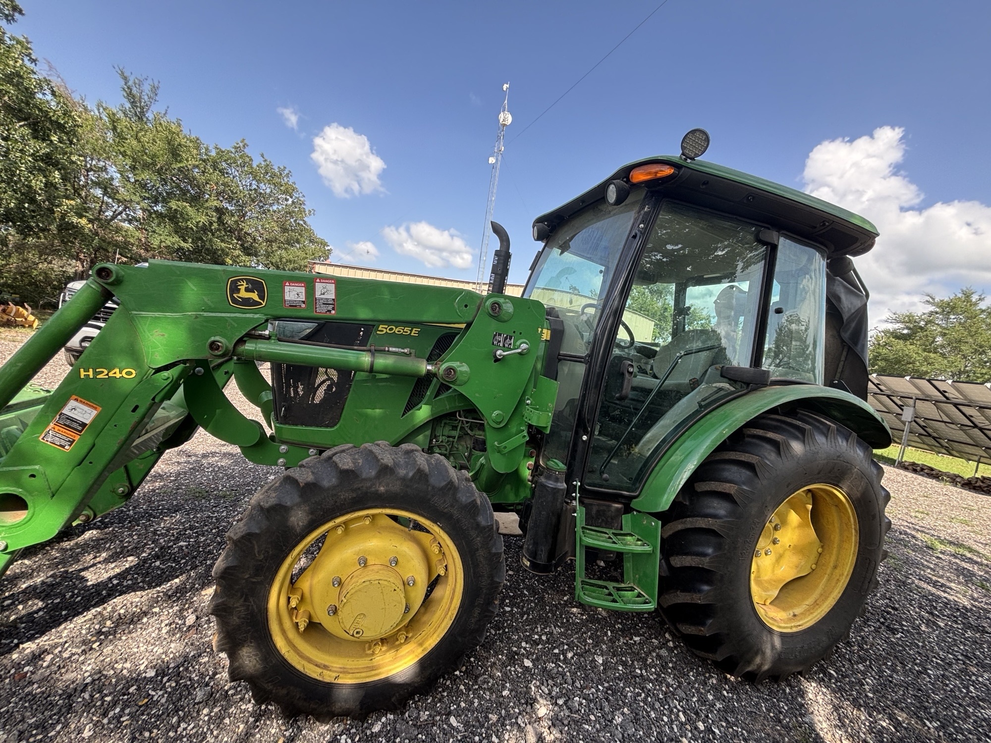 2016 John Deere 5065E Image 3