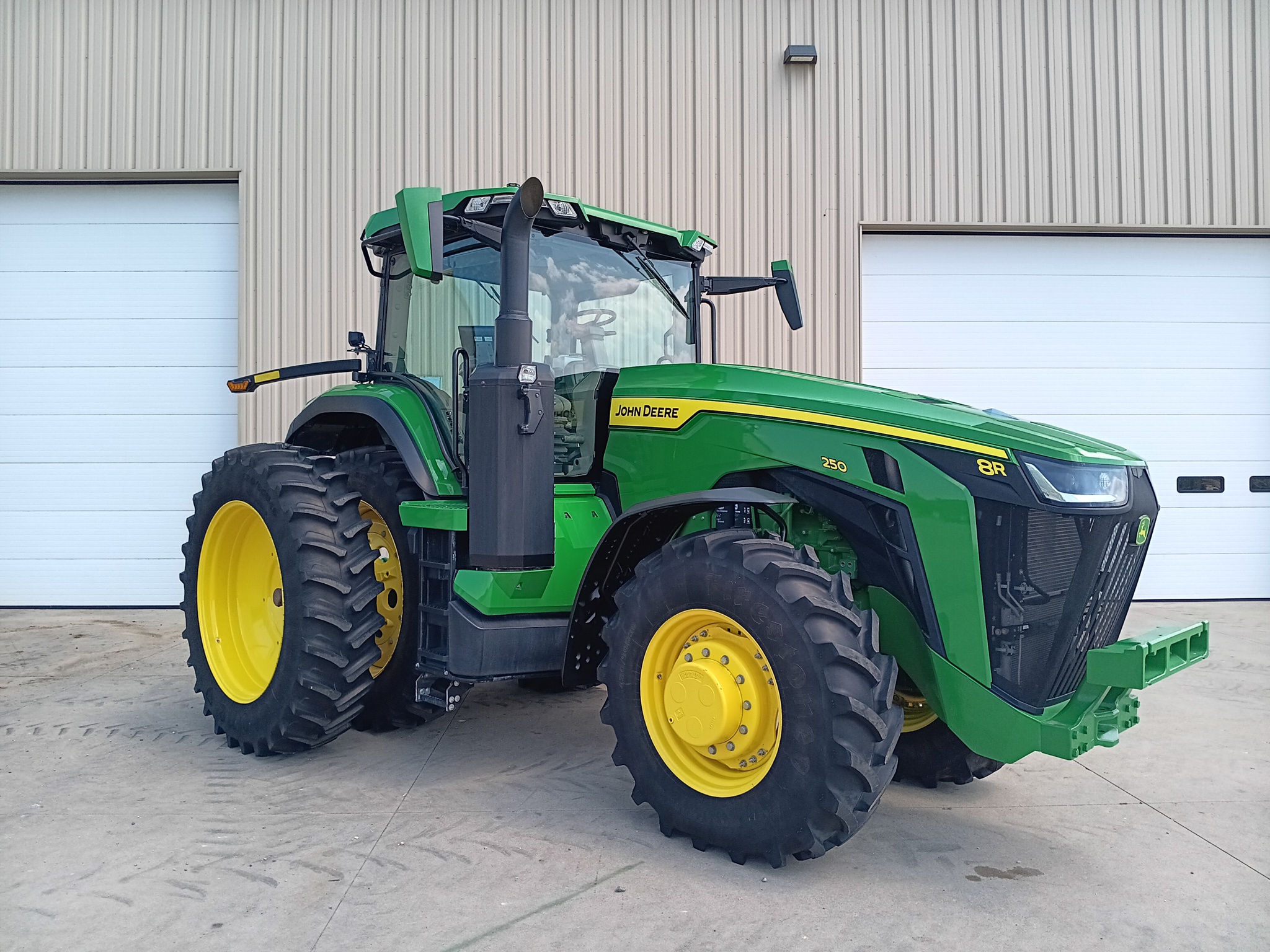 2024 John Deere 8R 250 Image 2