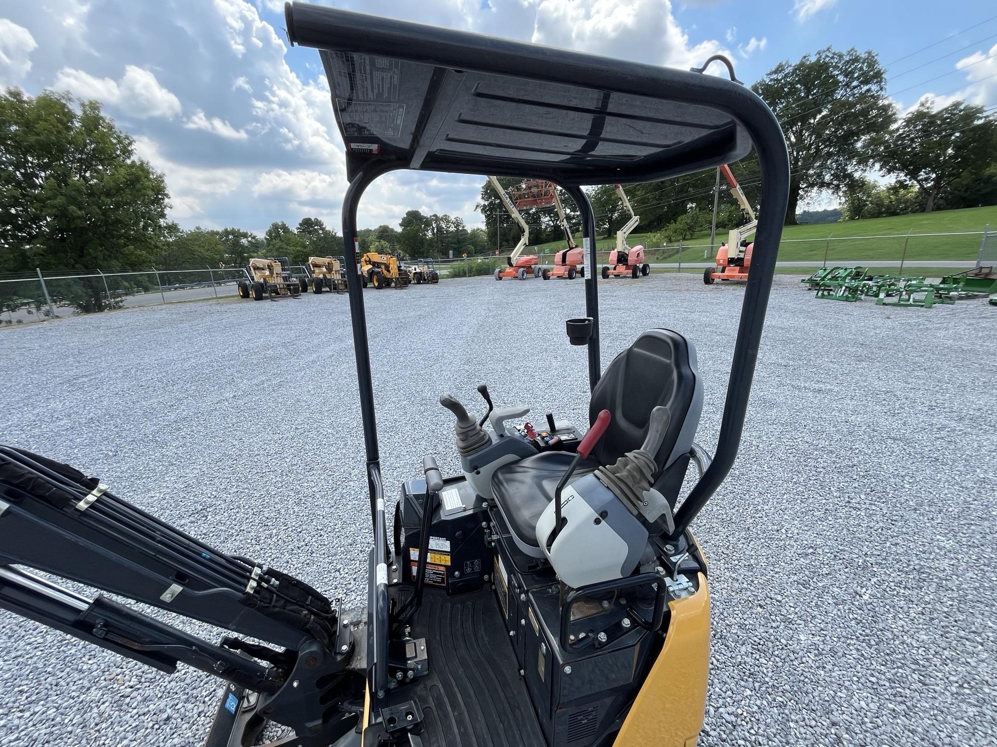2022 John Deere 17G Image 7