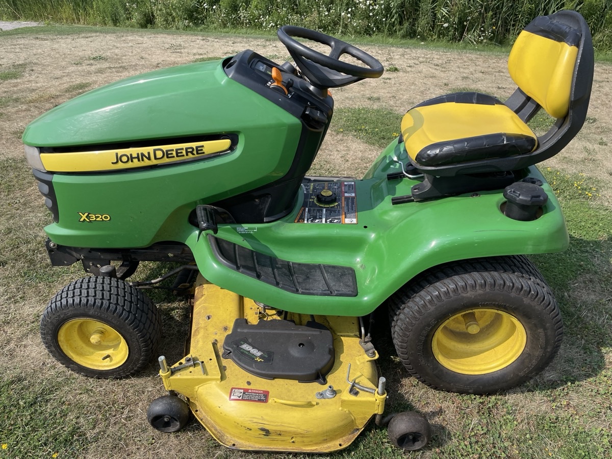 2011 John Deere X320 Image 1