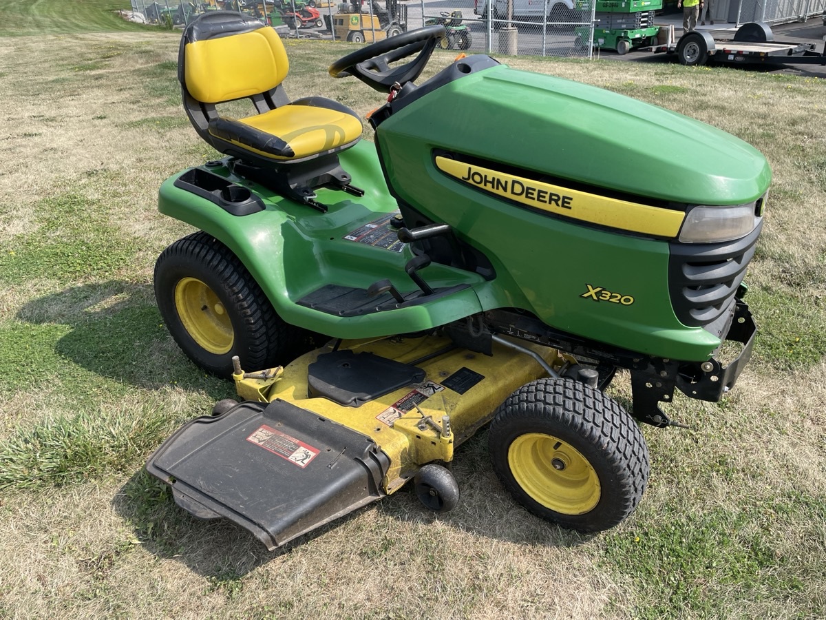 2011 John Deere X320 Image 3