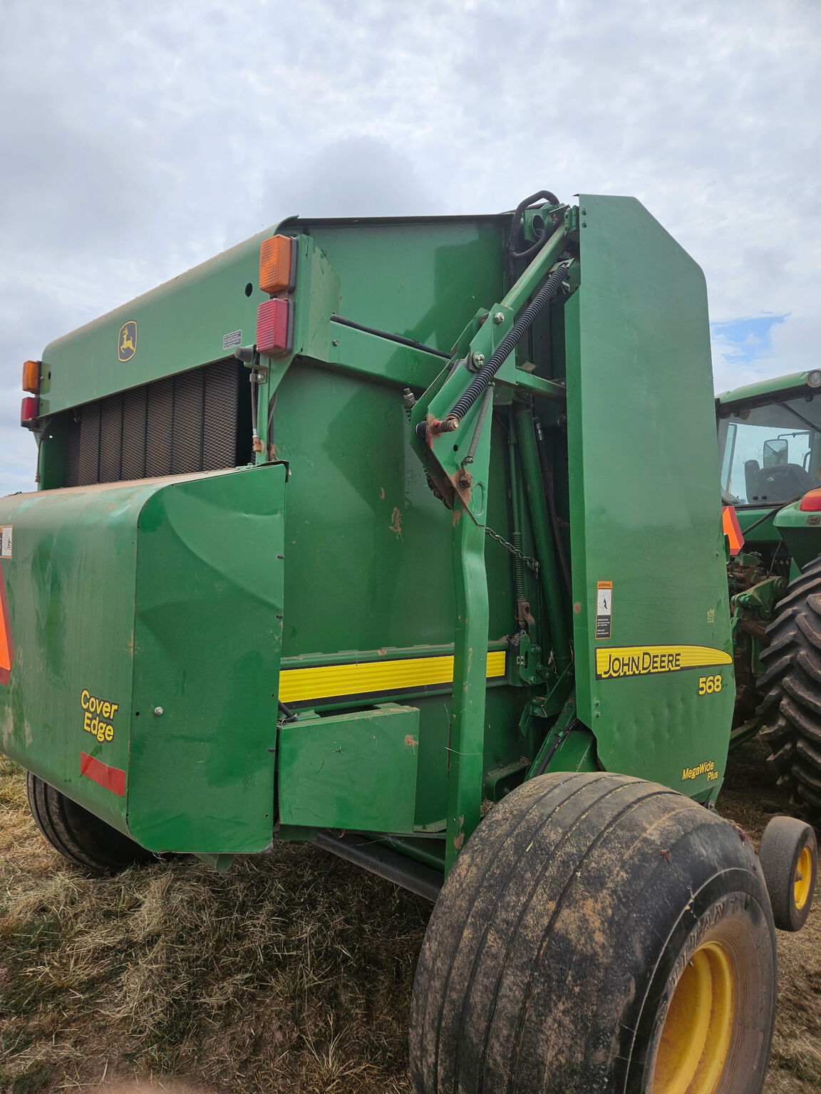 2010 John Deere 568 Image 4