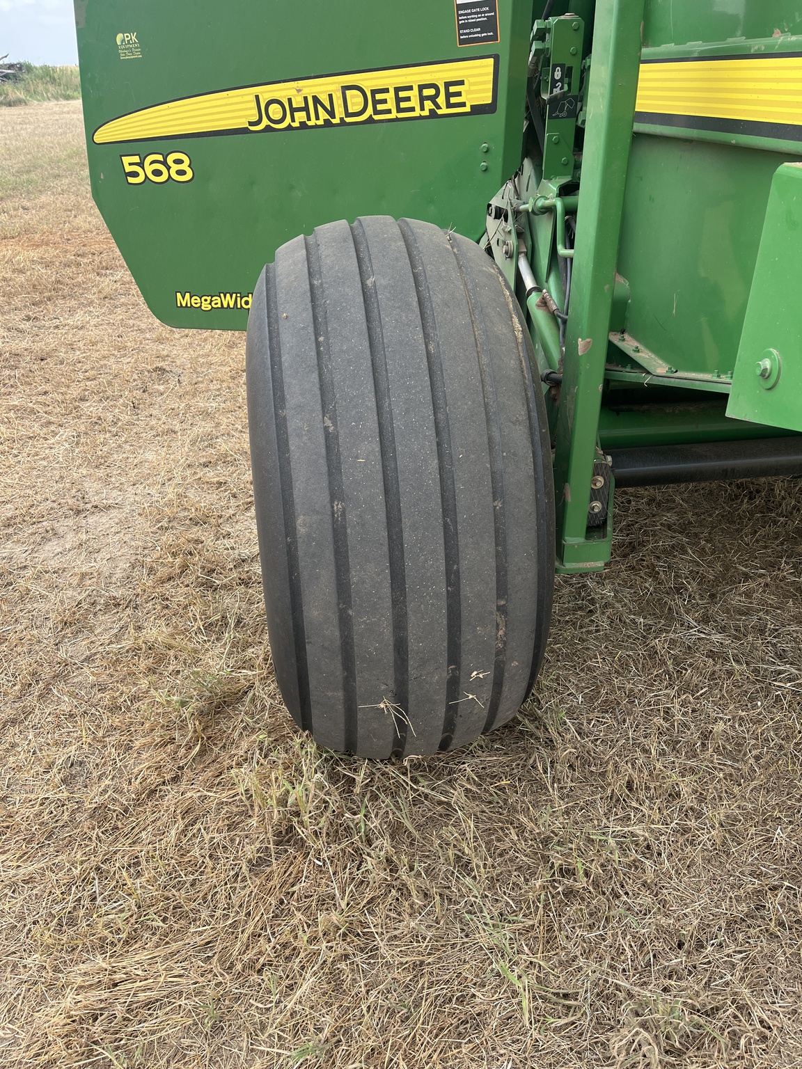 2010 John Deere 568 Image 16