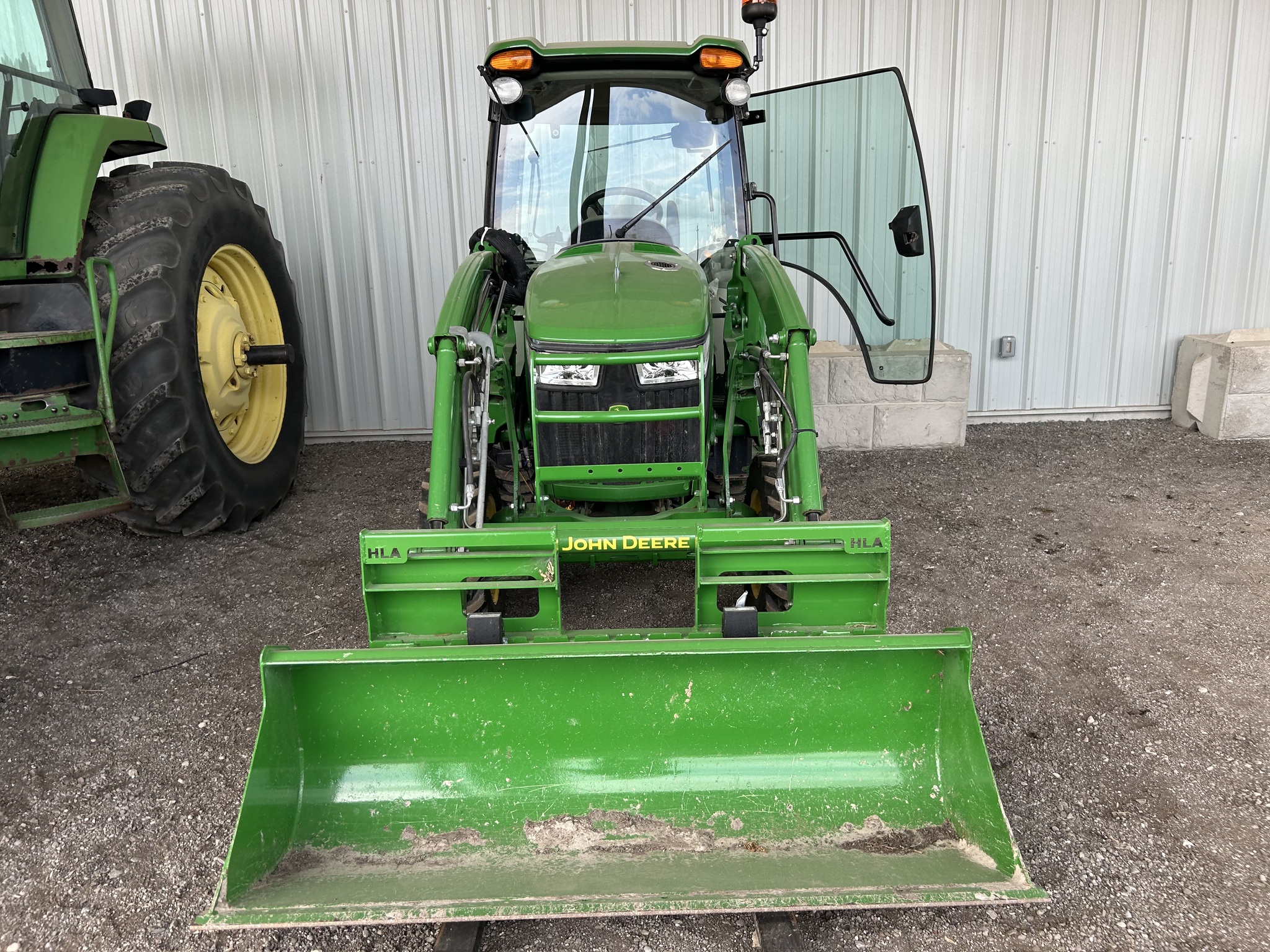 2021 John Deere 3039R Image 3
