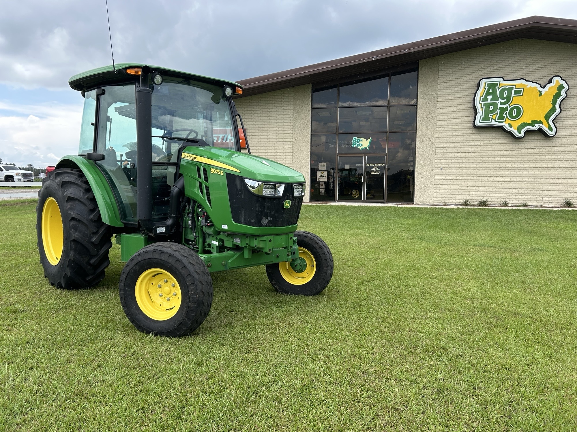 2023 John Deere 5075E Image 1