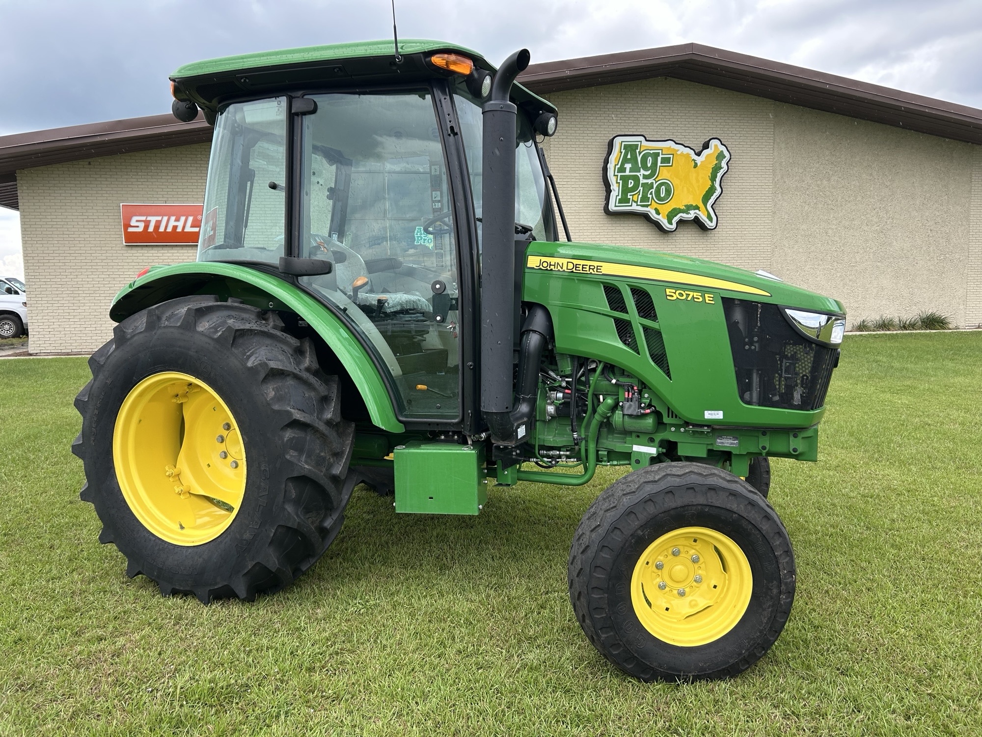 2023 John Deere 5075E Image 2