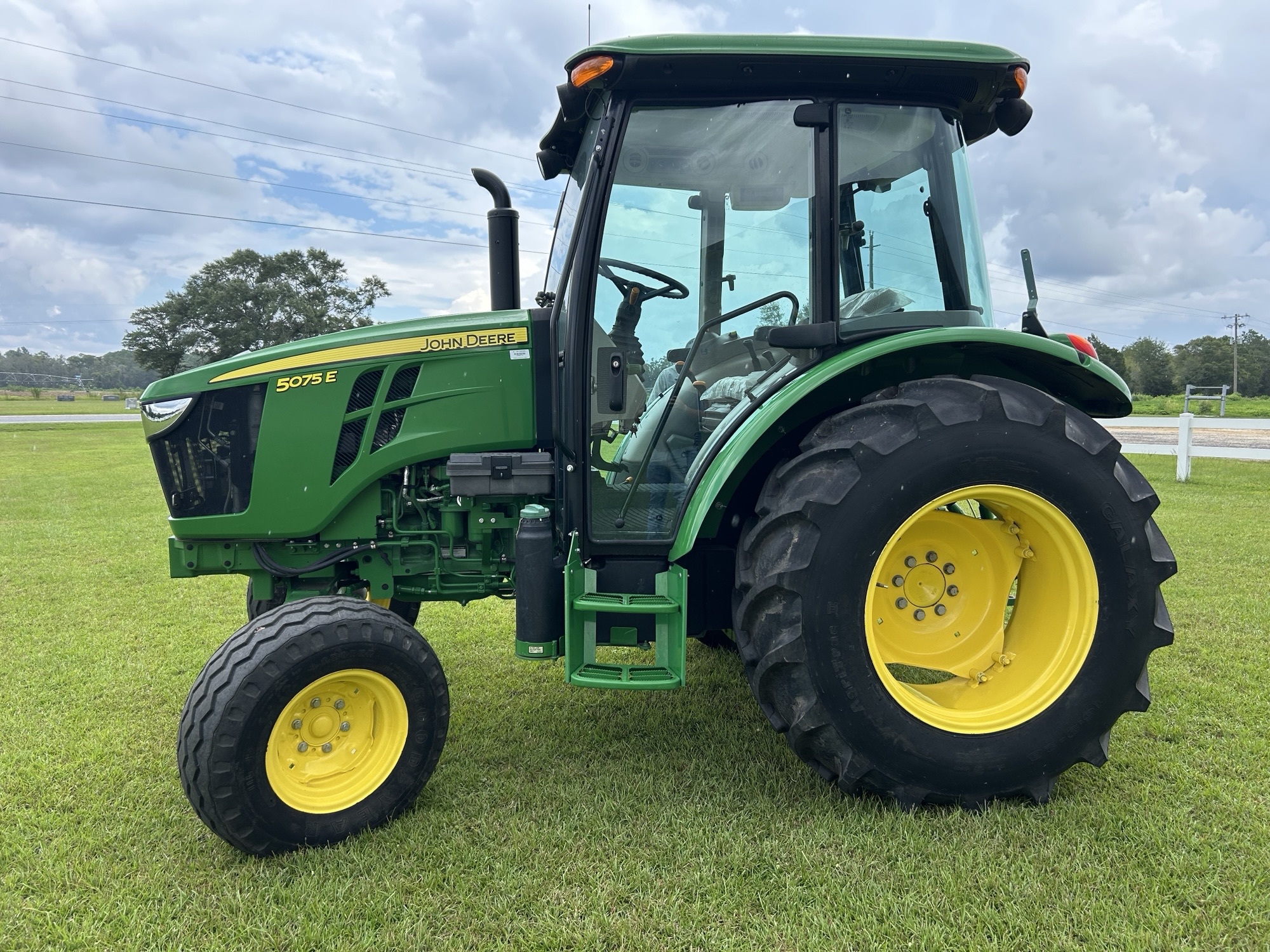 2023 John Deere 5075E Image 3