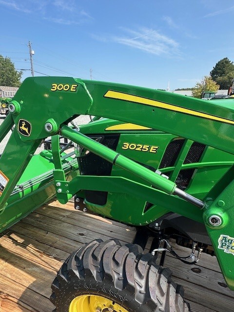 2024 John Deere 3025E w/18' linx trailer Image 6