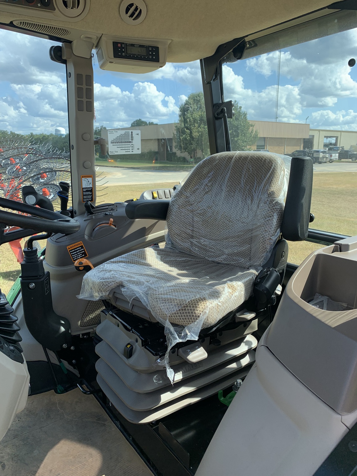 2025 John Deere 6135E Image 5