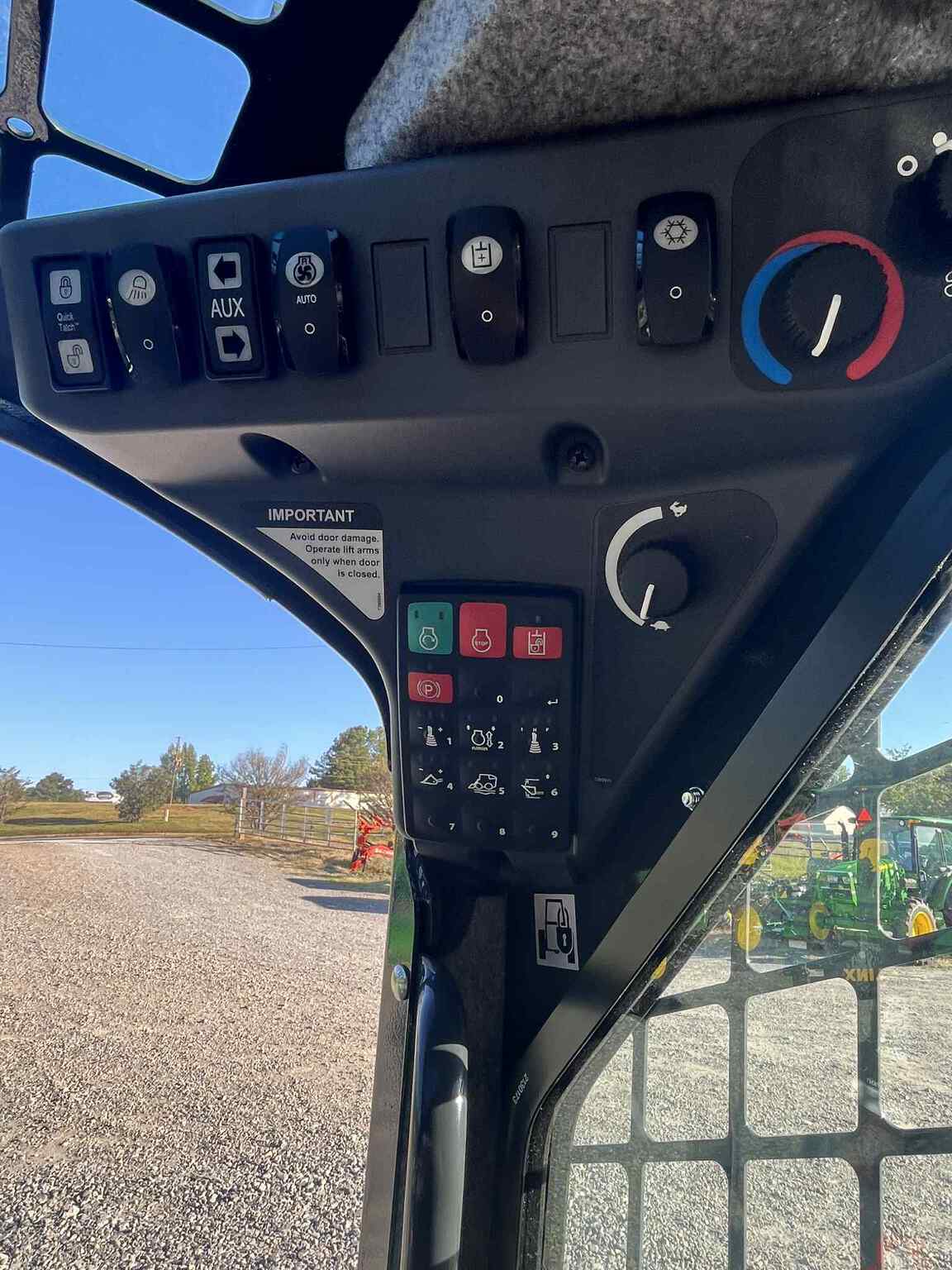 John Deere 325G Image 6