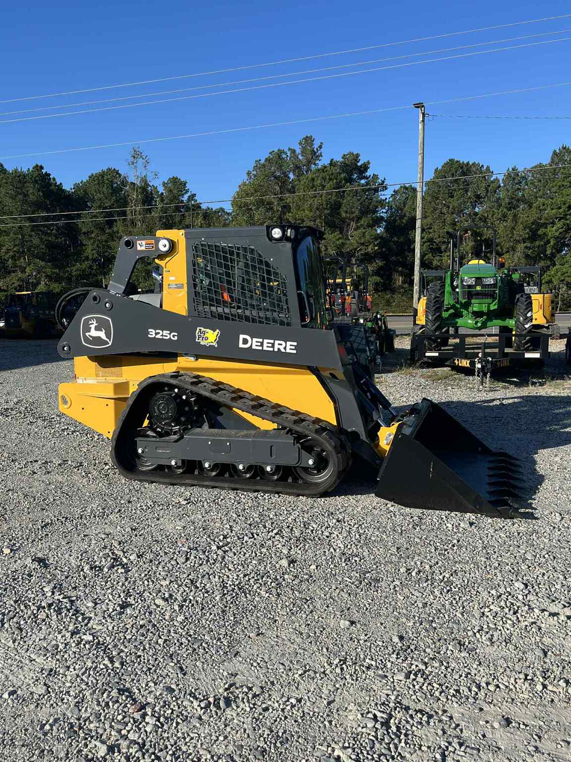 John Deere 325G Image 2
