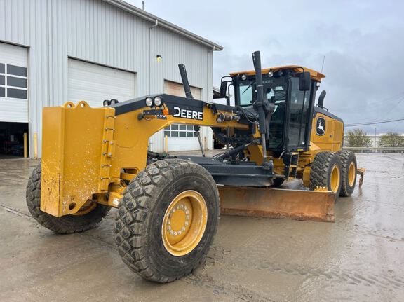 Photo of a 2024 John Deere 772G