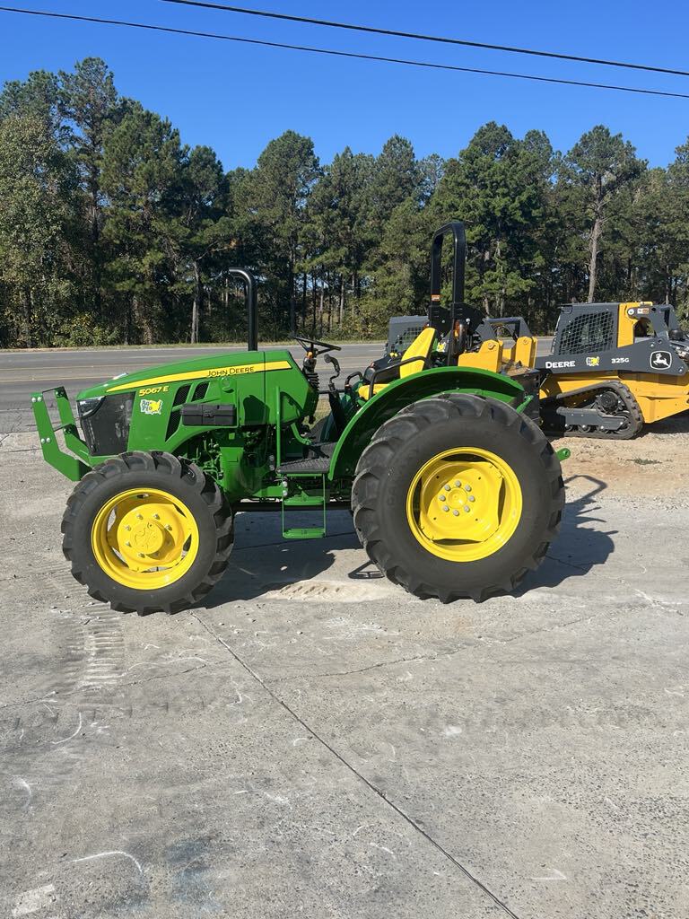 John Deere 5067E Image 4