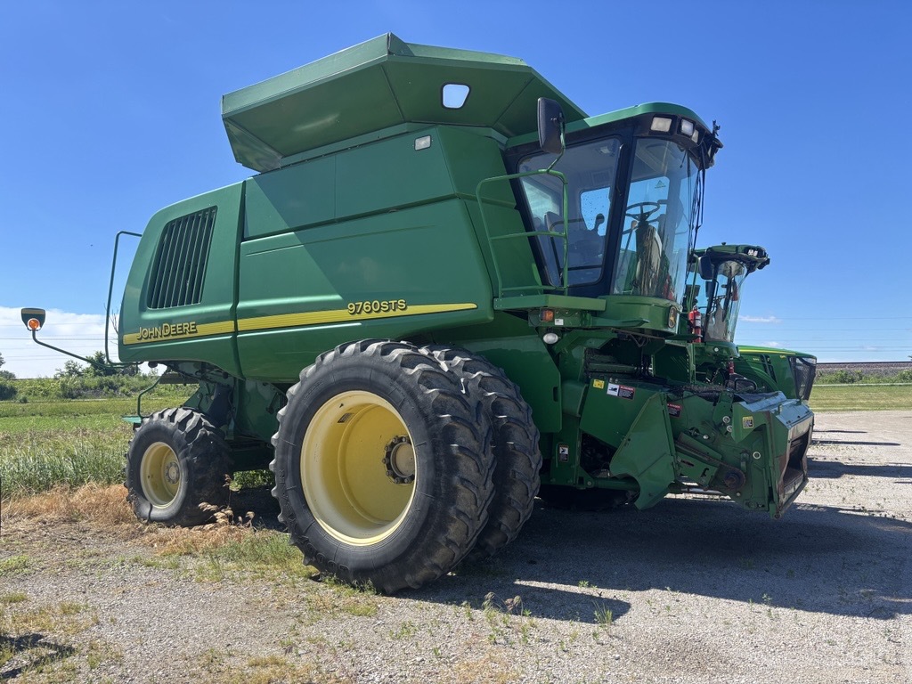 2005 John Deere 9760 STS Image 2