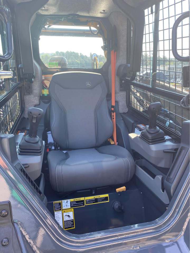 2025 John Deere 335 P Image 7