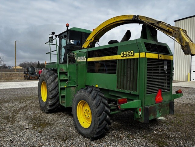 2000 John Deere 6950 Image 1