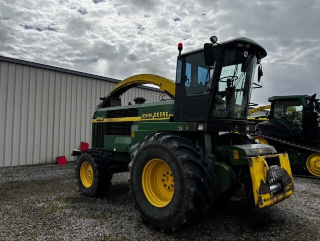 2000 John Deere 6950 Image 2