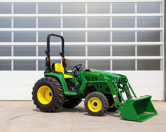  John Deere 3032E
