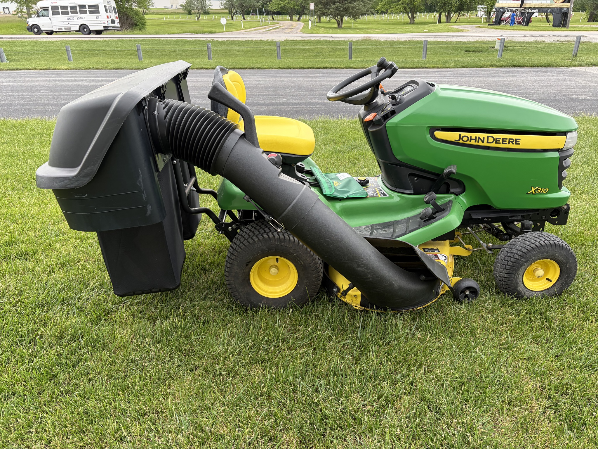 John Deere X310 Image 9