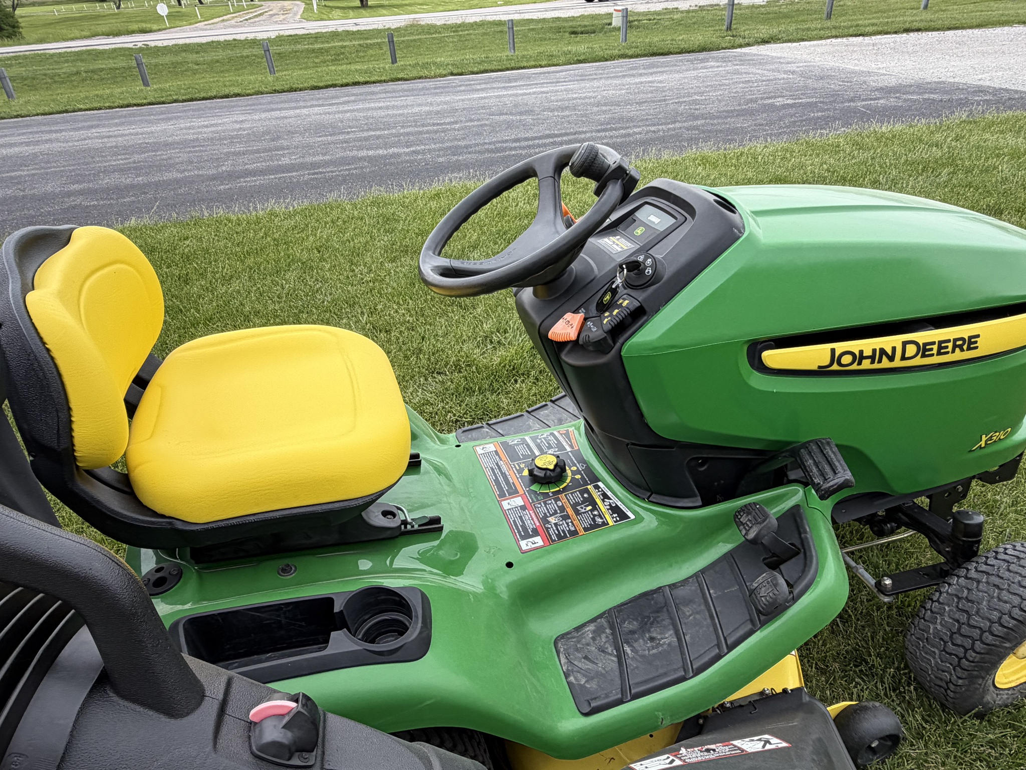 John Deere X310 Image 10