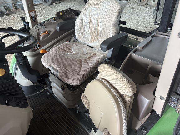 Photo of 2022 John Deere 6135E