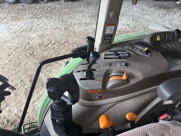 Photo of 2022 John Deere 6135E