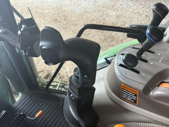 Photo of 2022 John Deere 6135E